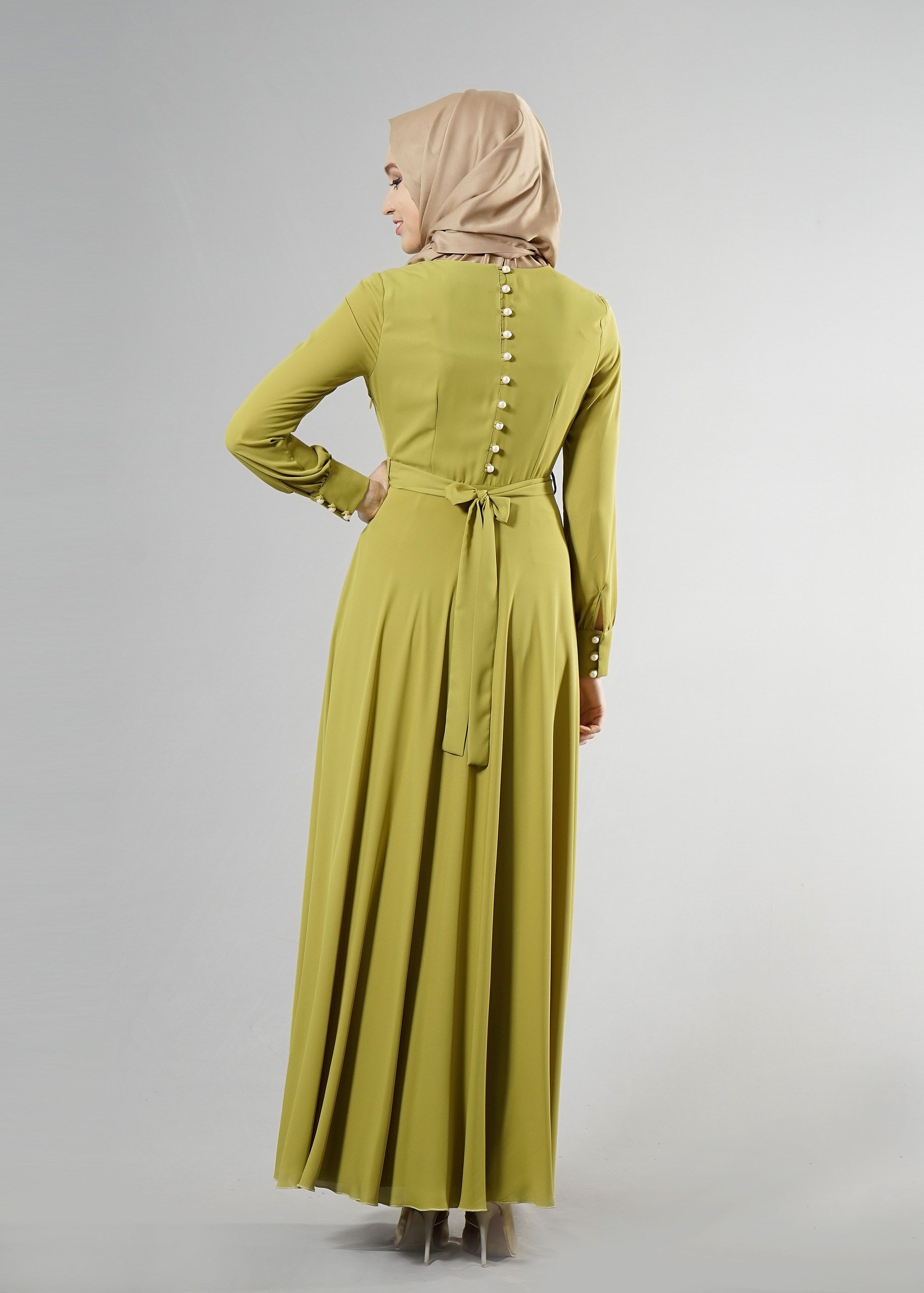 Tesettür giyim YEŞİL YAKA VE SIRT DETAYI İNCİLİ KUŞAKLI ELBİSE 4520