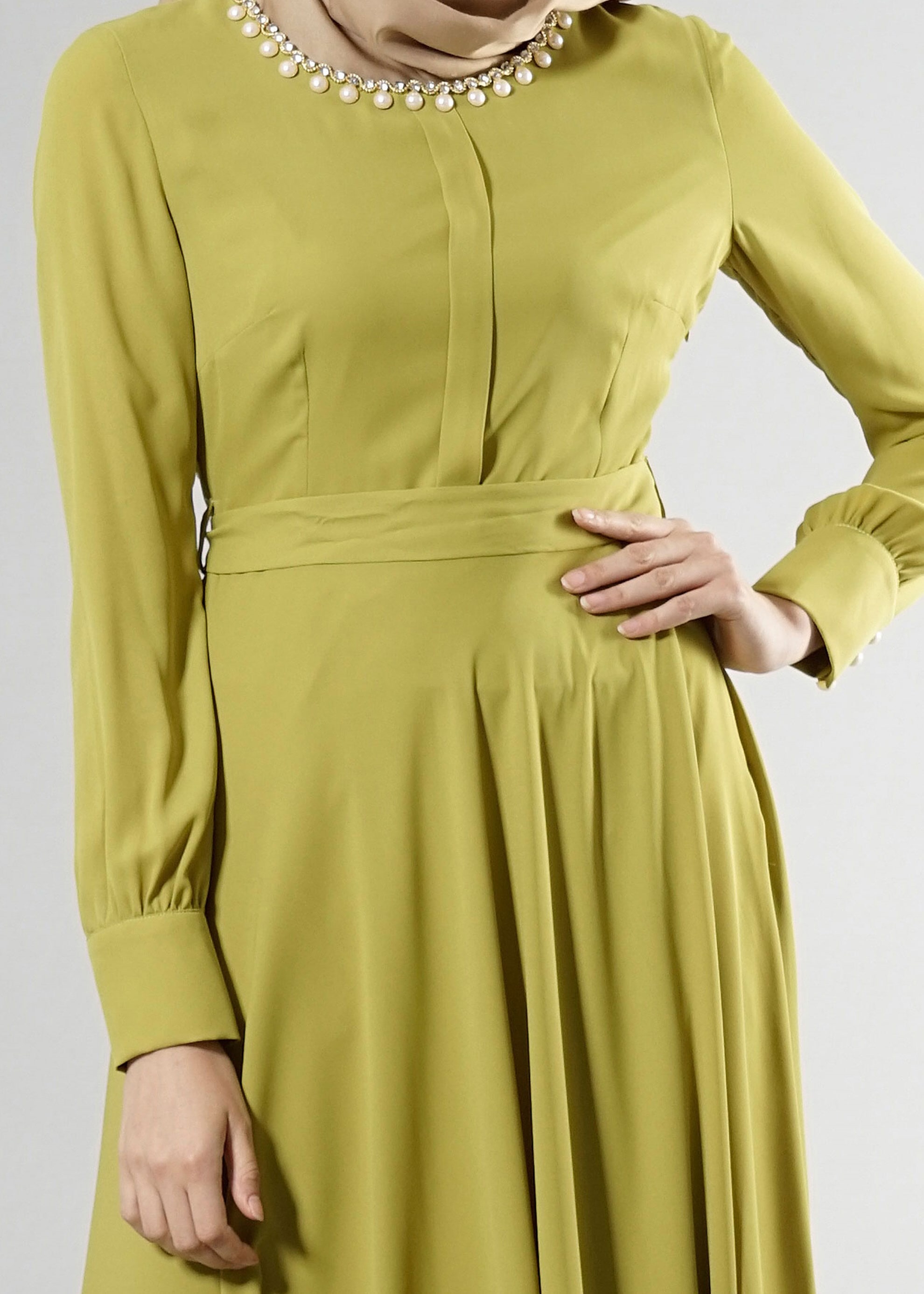 Tesettür giyim YEŞİL YAKA VE SIRT DETAYI İNCİLİ KUŞAKLI ELBİSE 4520