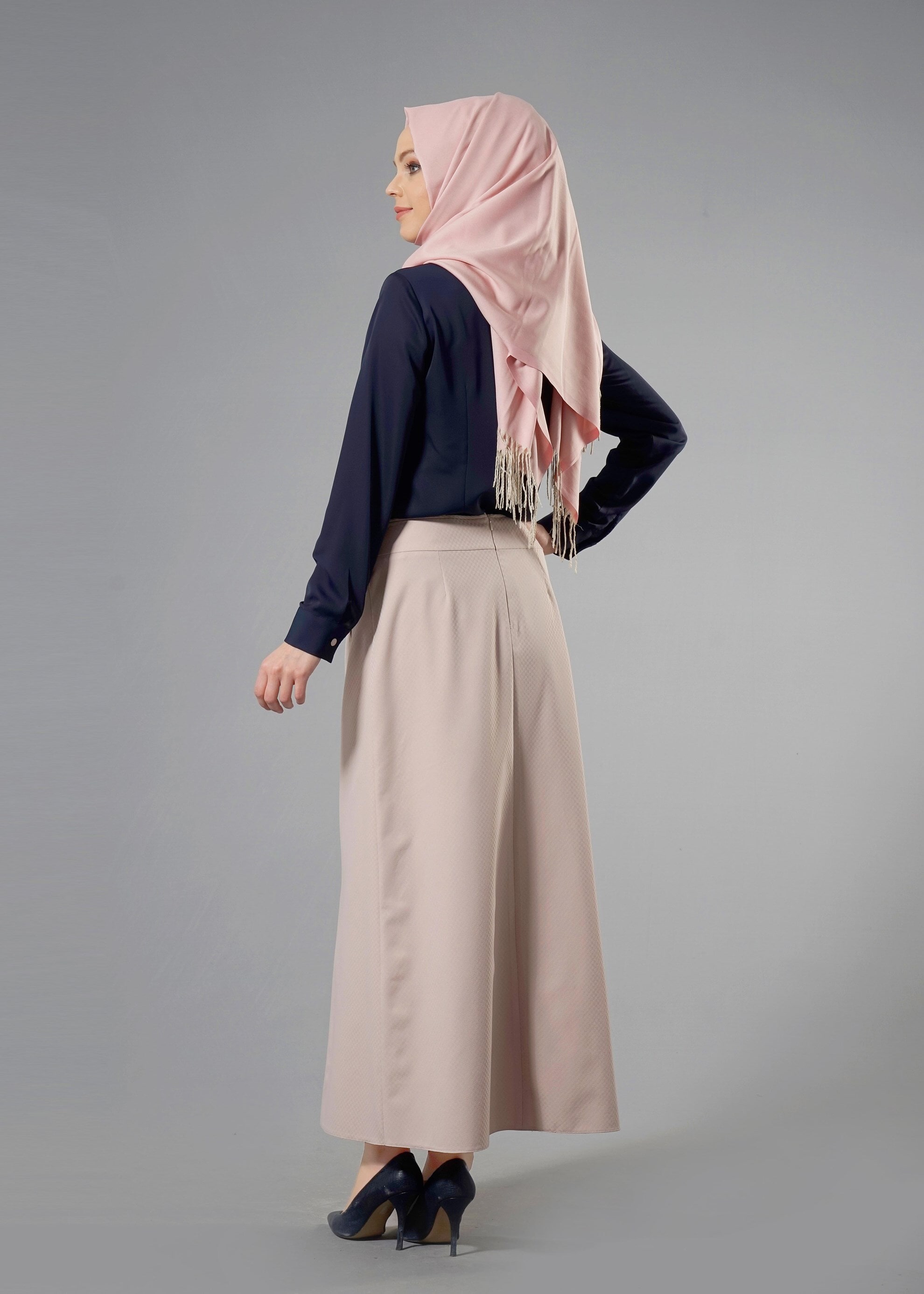 Tesettür giyim BEJ DÜZ KESİM METAL AKSEUARLI ETEK 6880