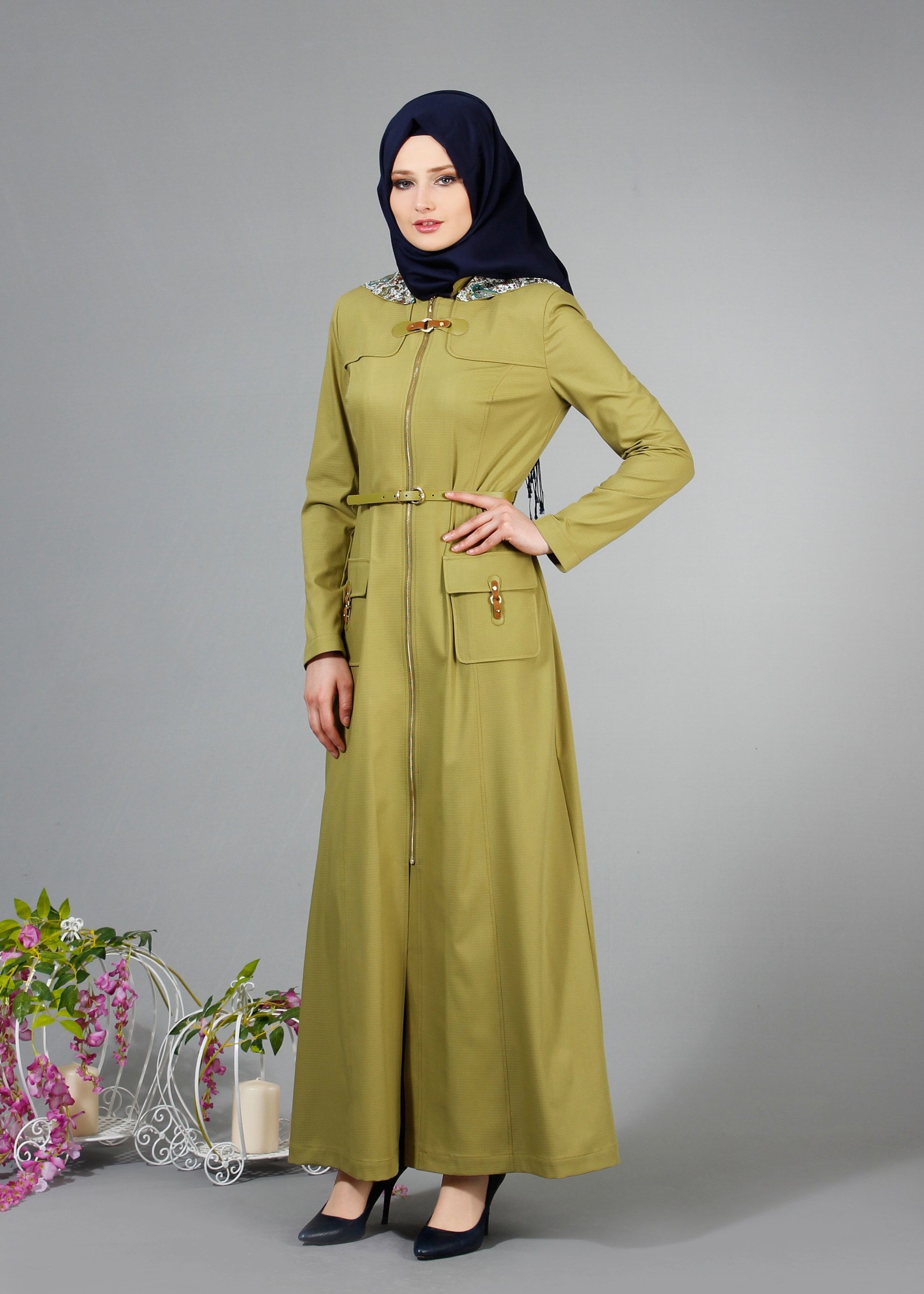 Tesettür giyim YEŞİL KAPÜŞONU DESENLİ FERMUARLI KEMERLİ PARDESÜ 1764 