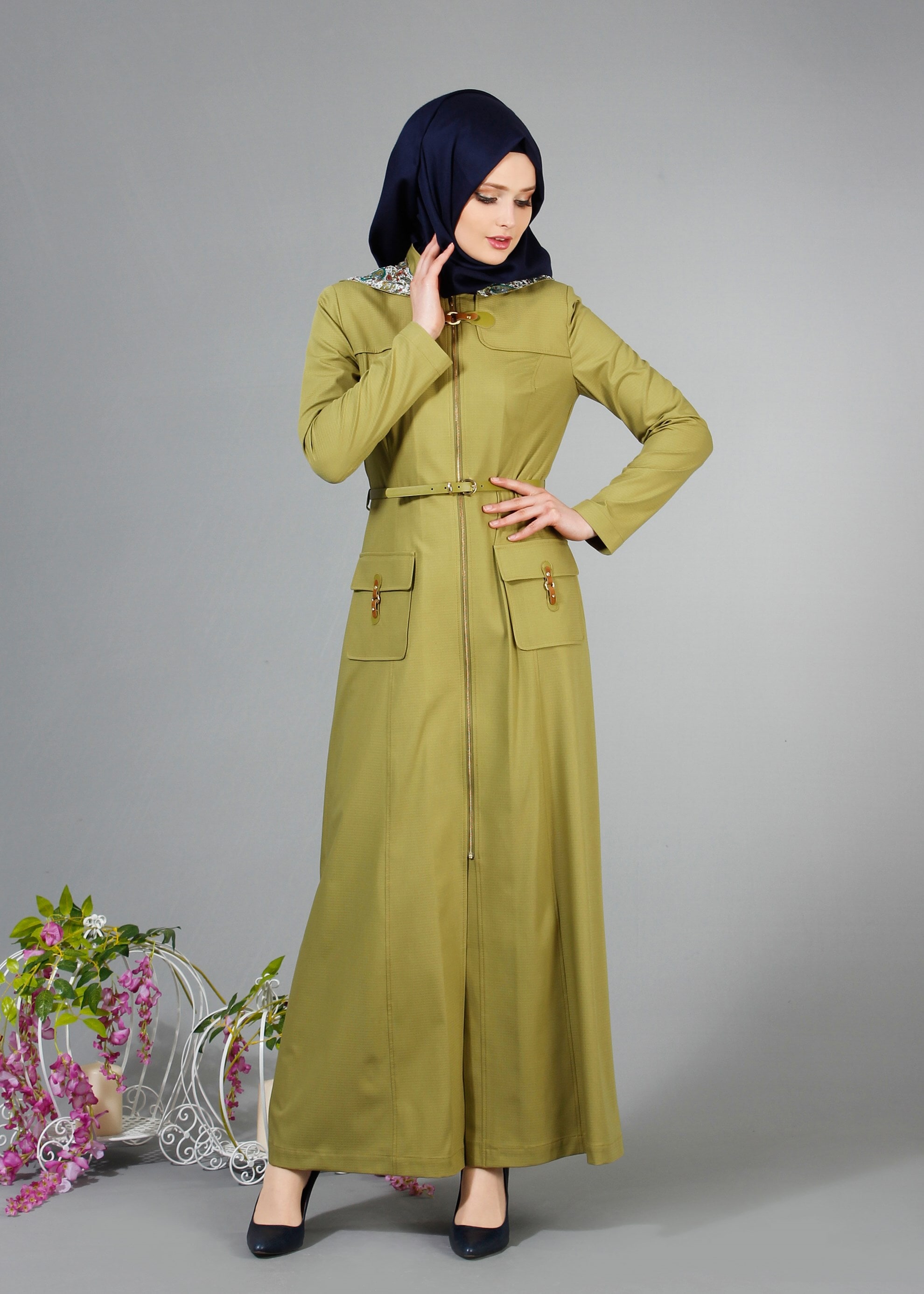 Tesettür giyim YEŞİL KAPÜŞONU DESENLİ FERMUARLI KEMERLİ PARDESÜ 1764 