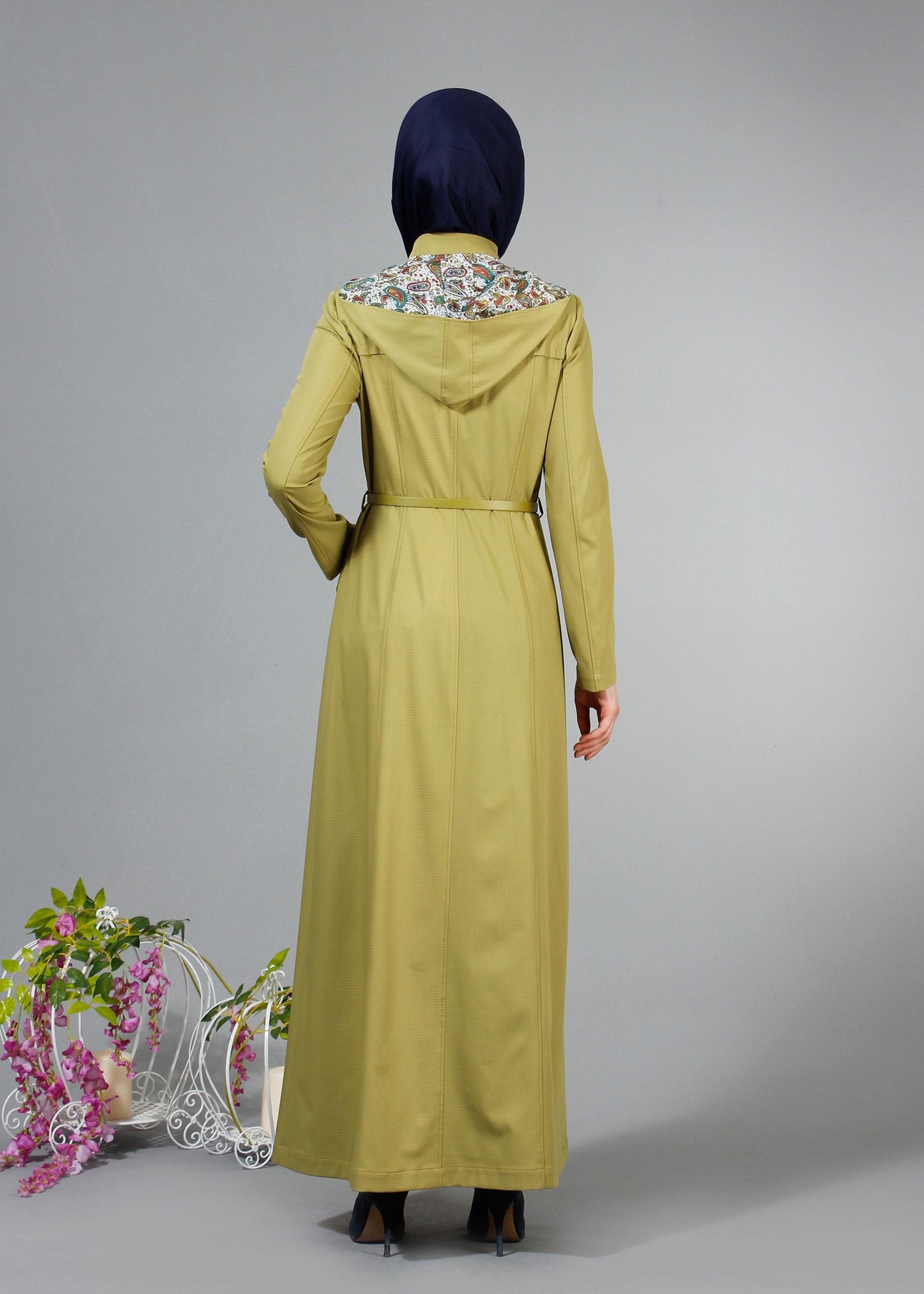 Tesettür giyim YEŞİL KAPÜŞONU DESENLİ FERMUARLI KEMERLİ PARDESÜ 1764 