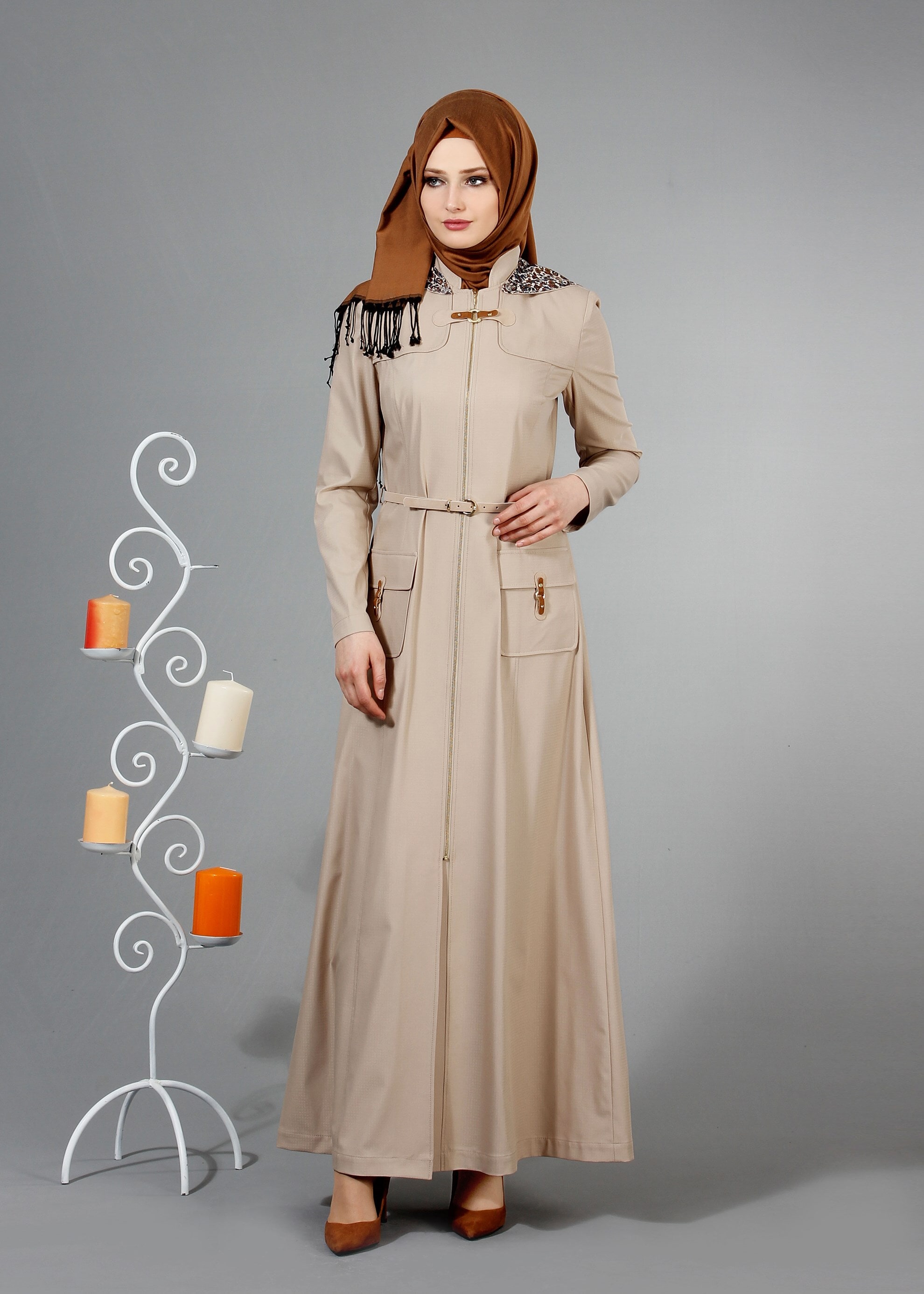 Tesettür giyim BEJ KAPÜŞONU DESENLİ FERMUARLI KEMERLİ PARDESÜ 1764 