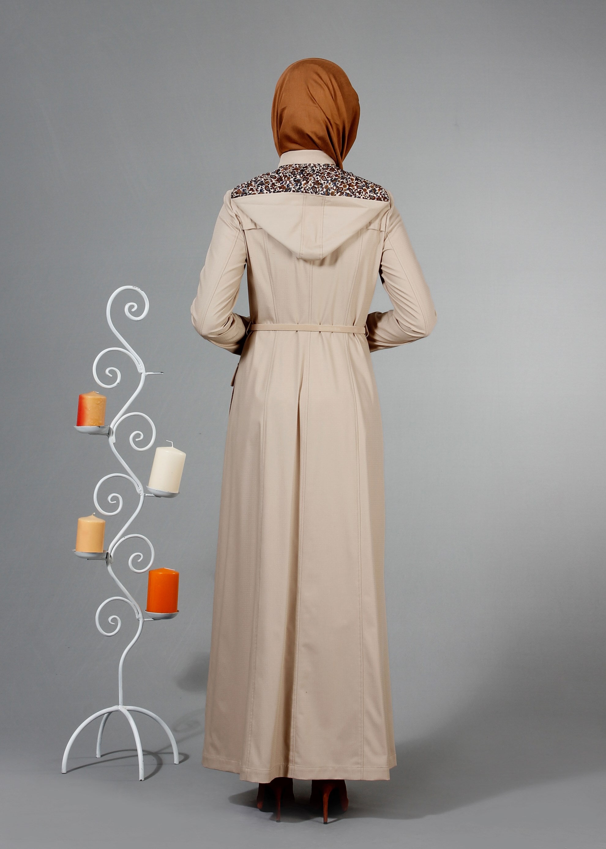 Tesettür giyim BEJ KAPÜŞONU DESENLİ FERMUARLI KEMERLİ PARDESÜ 1764 