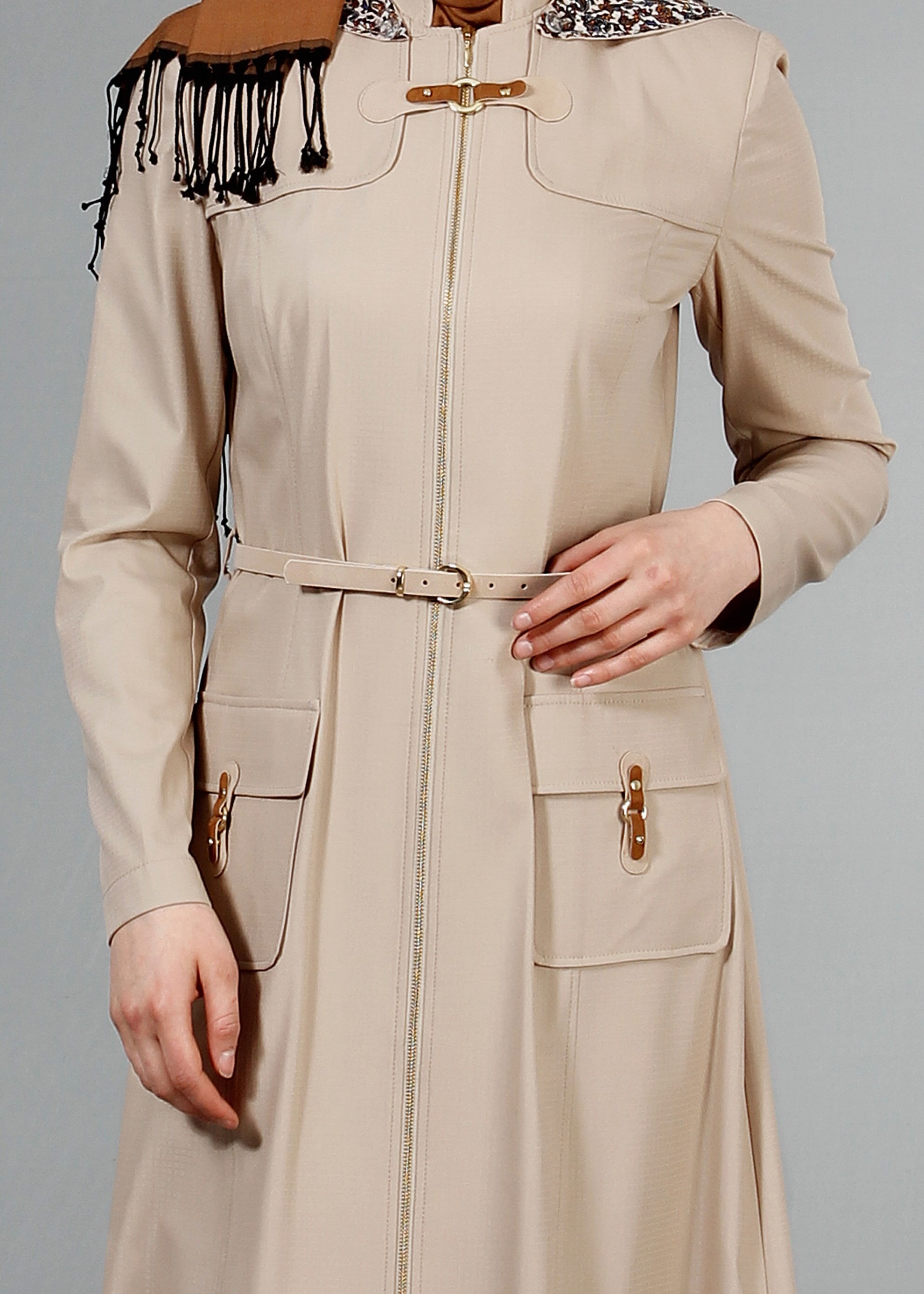 Tesettür giyim BEJ KAPÜŞONU DESENLİ FERMUARLI KEMERLİ PARDESÜ 1764 