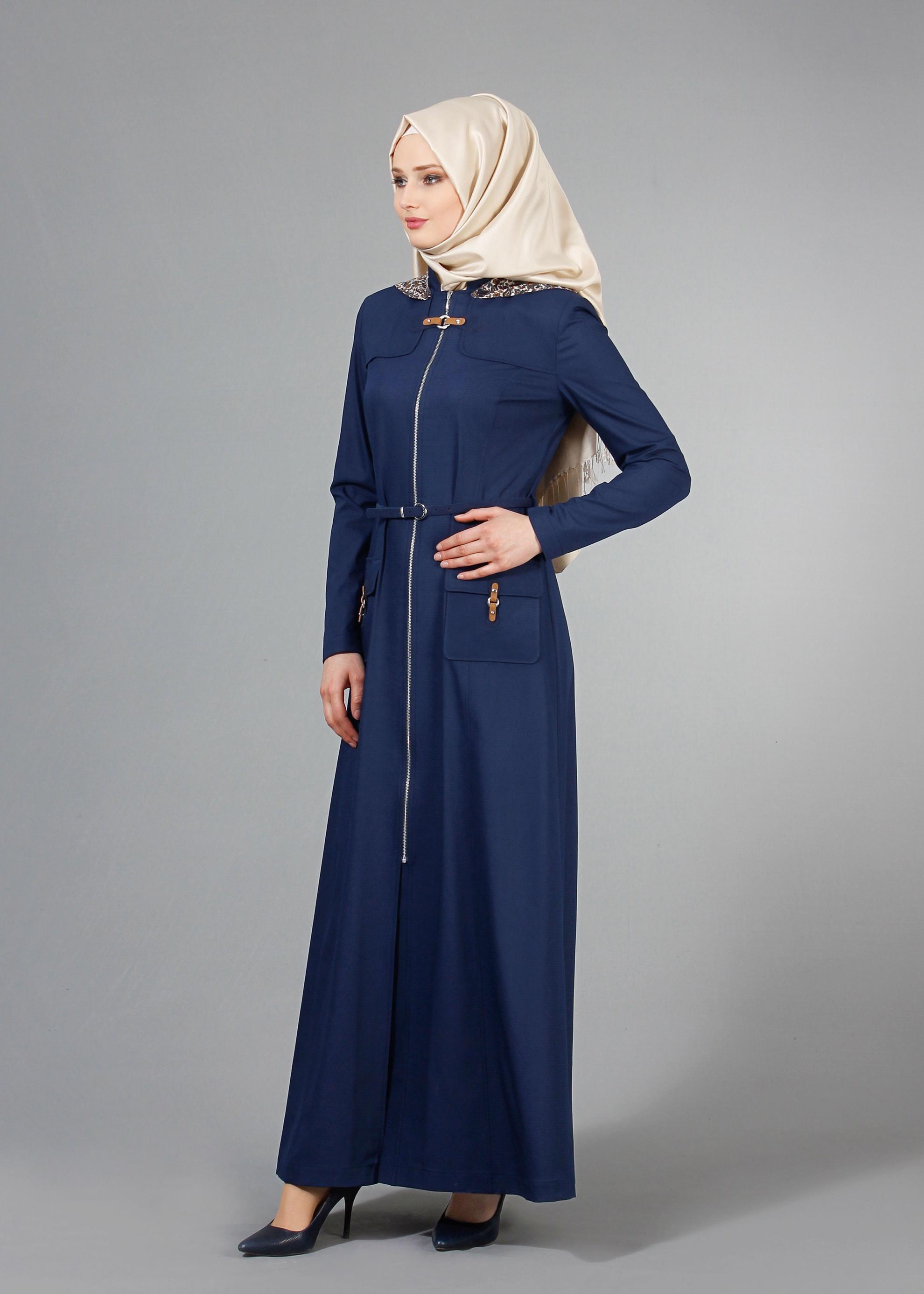 Tesettür giyim LACİVERT KAPÜŞONU DESENLİ FERMUARLI KEMERLİ PARDESÜ 1764 