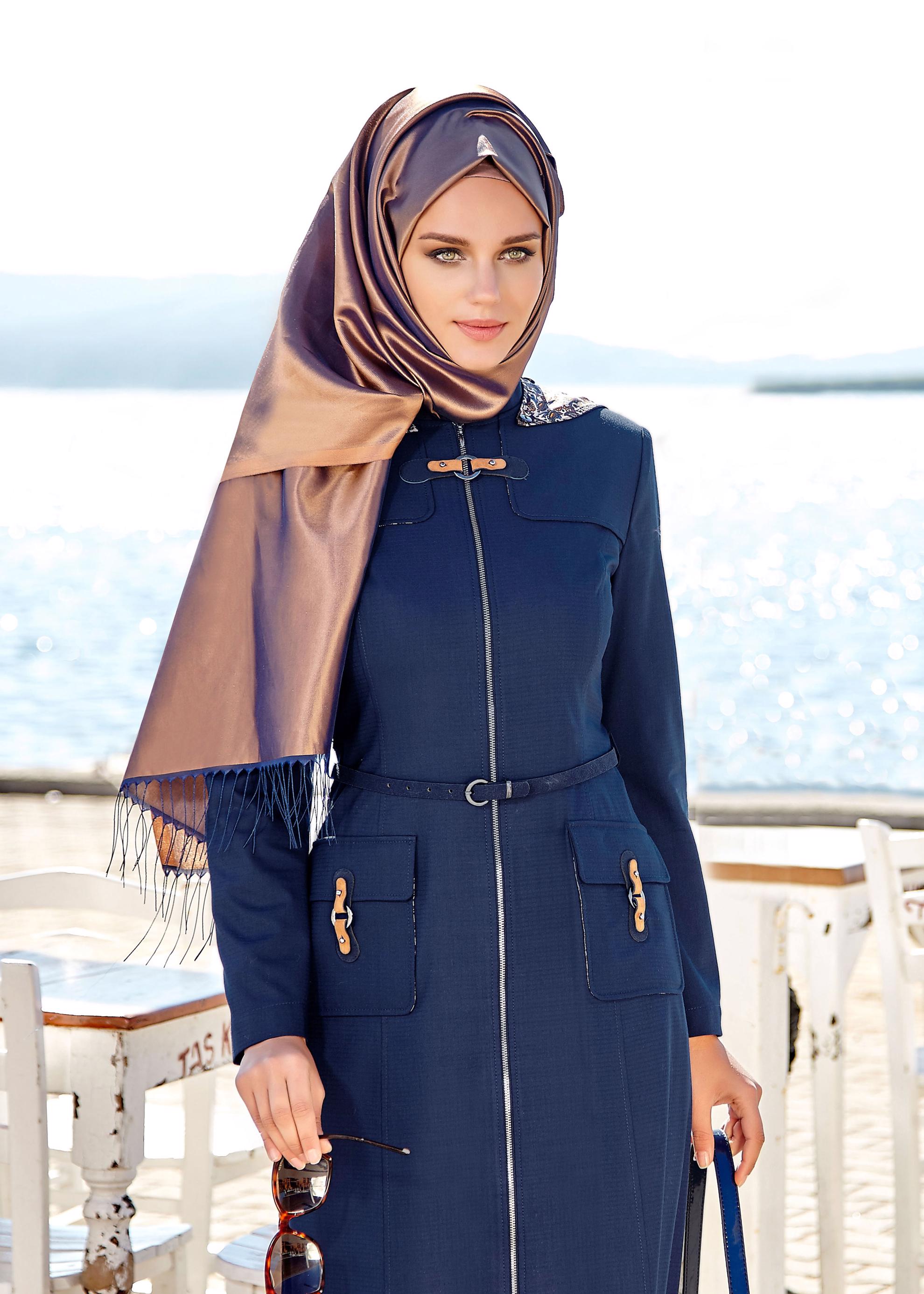 Tesettür giyim LACİVERT KAPÜŞONU DESENLİ FERMUARLI KEMERLİ PARDESÜ 1764 