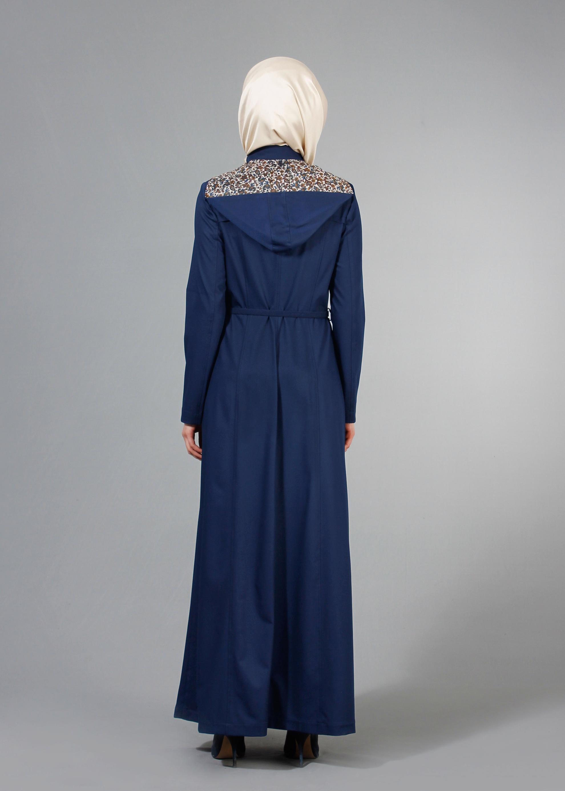 Tesettür giyim LACİVERT KAPÜŞONU DESENLİ FERMUARLI KEMERLİ PARDESÜ 1764 