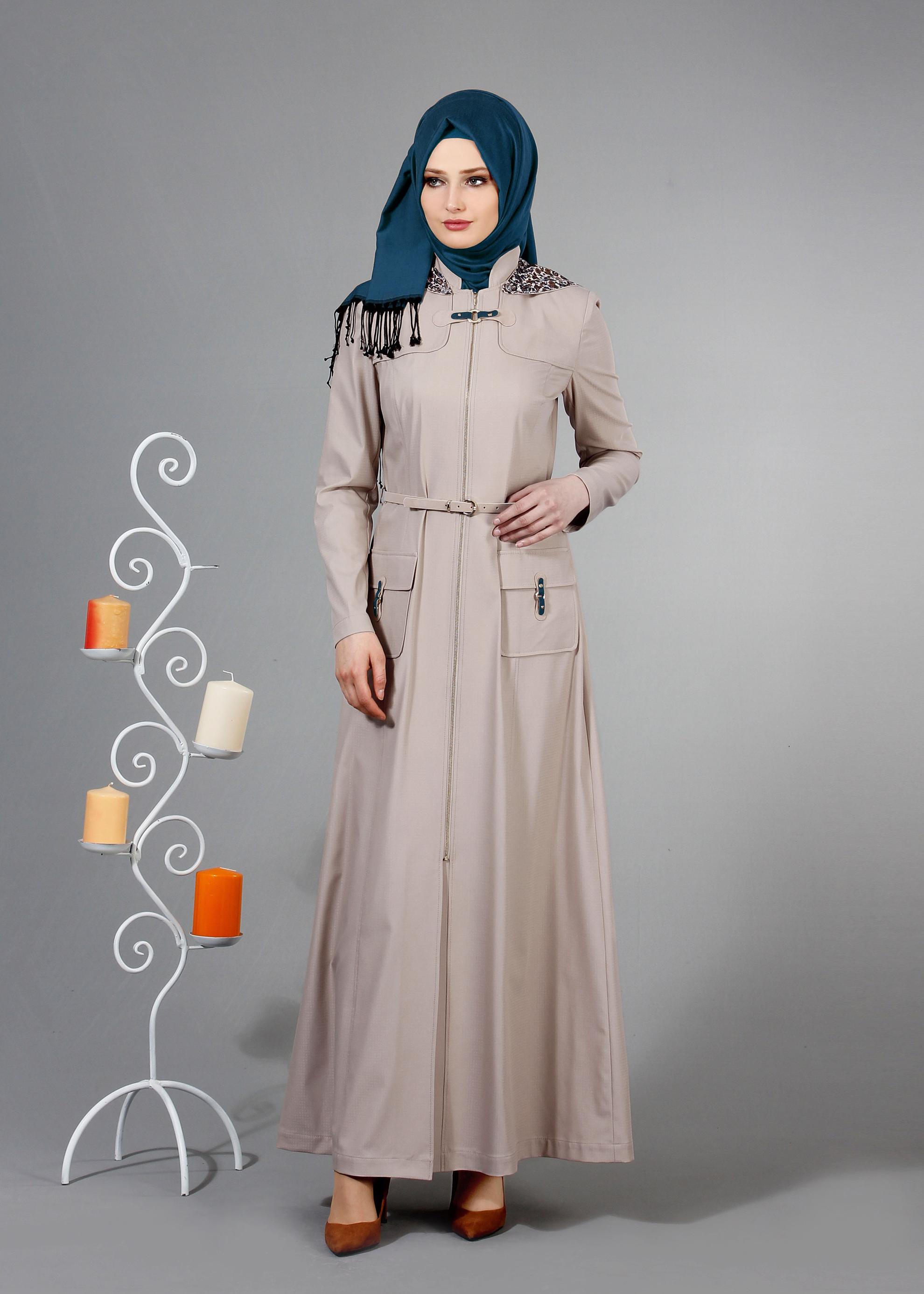 Tesettür giyim BEJ KAPÜŞONU DESENLİ FERMUARLI KEMERLİ PARDESÜ 1764 
