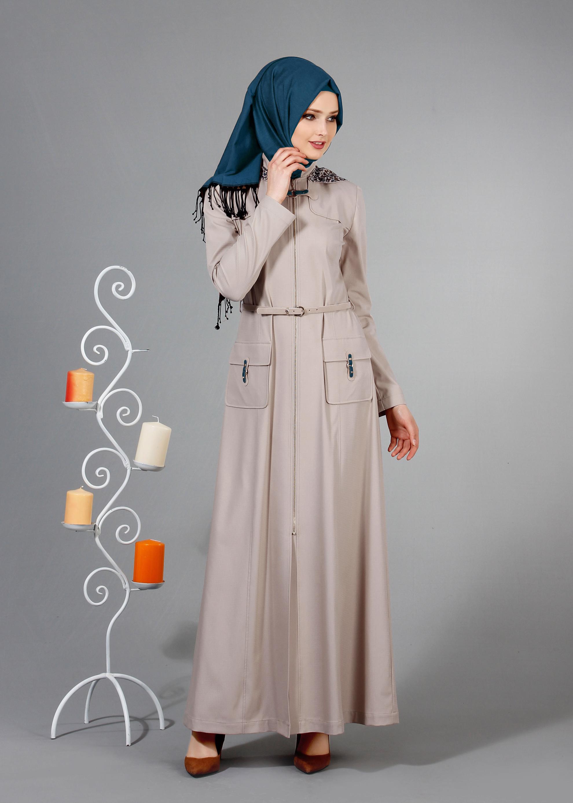 Tesettür giyim BEJ KAPÜŞONU DESENLİ FERMUARLI KEMERLİ PARDESÜ 1764 