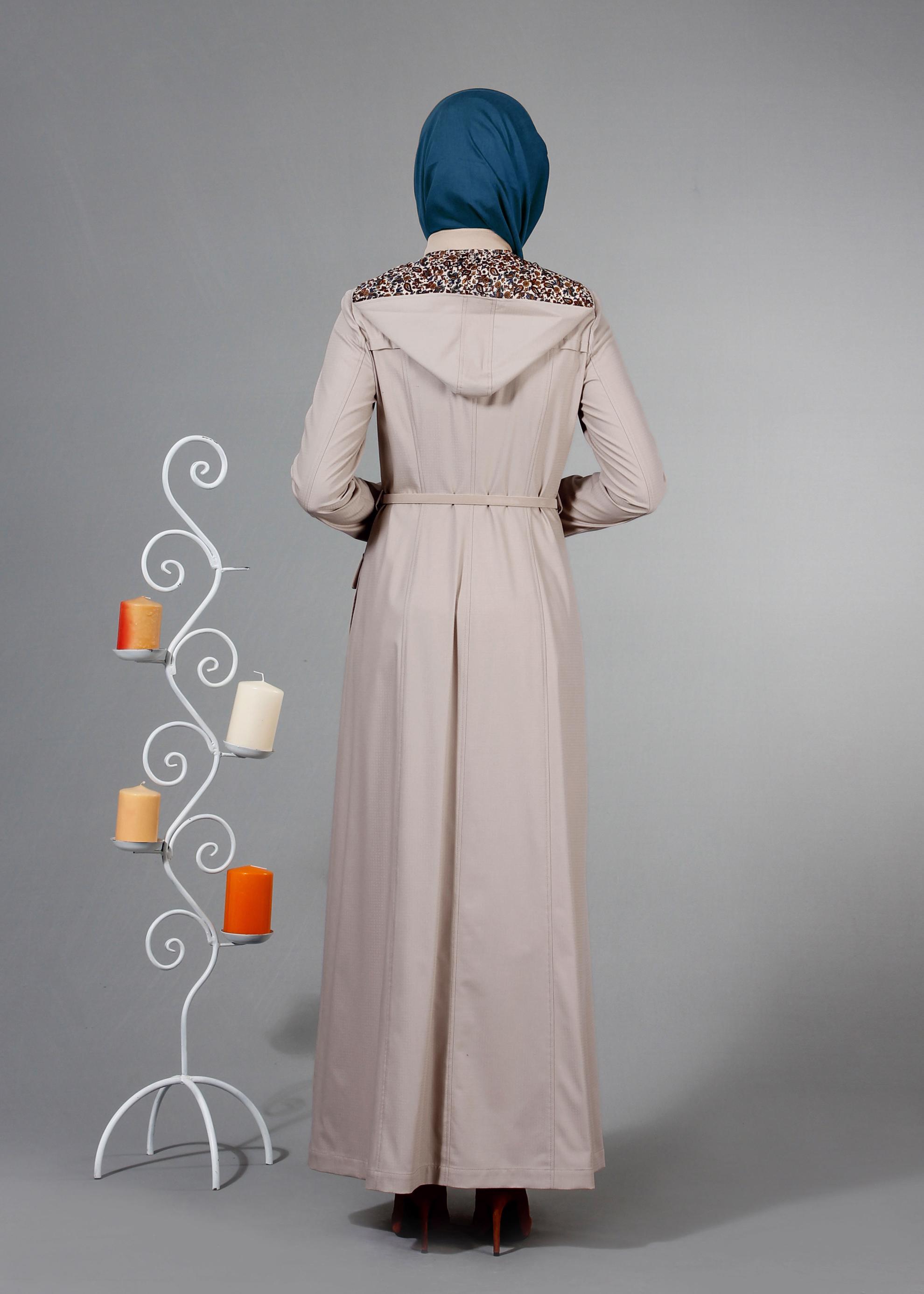 Tesettür giyim BEJ KAPÜŞONU DESENLİ FERMUARLI KEMERLİ PARDESÜ 1764 