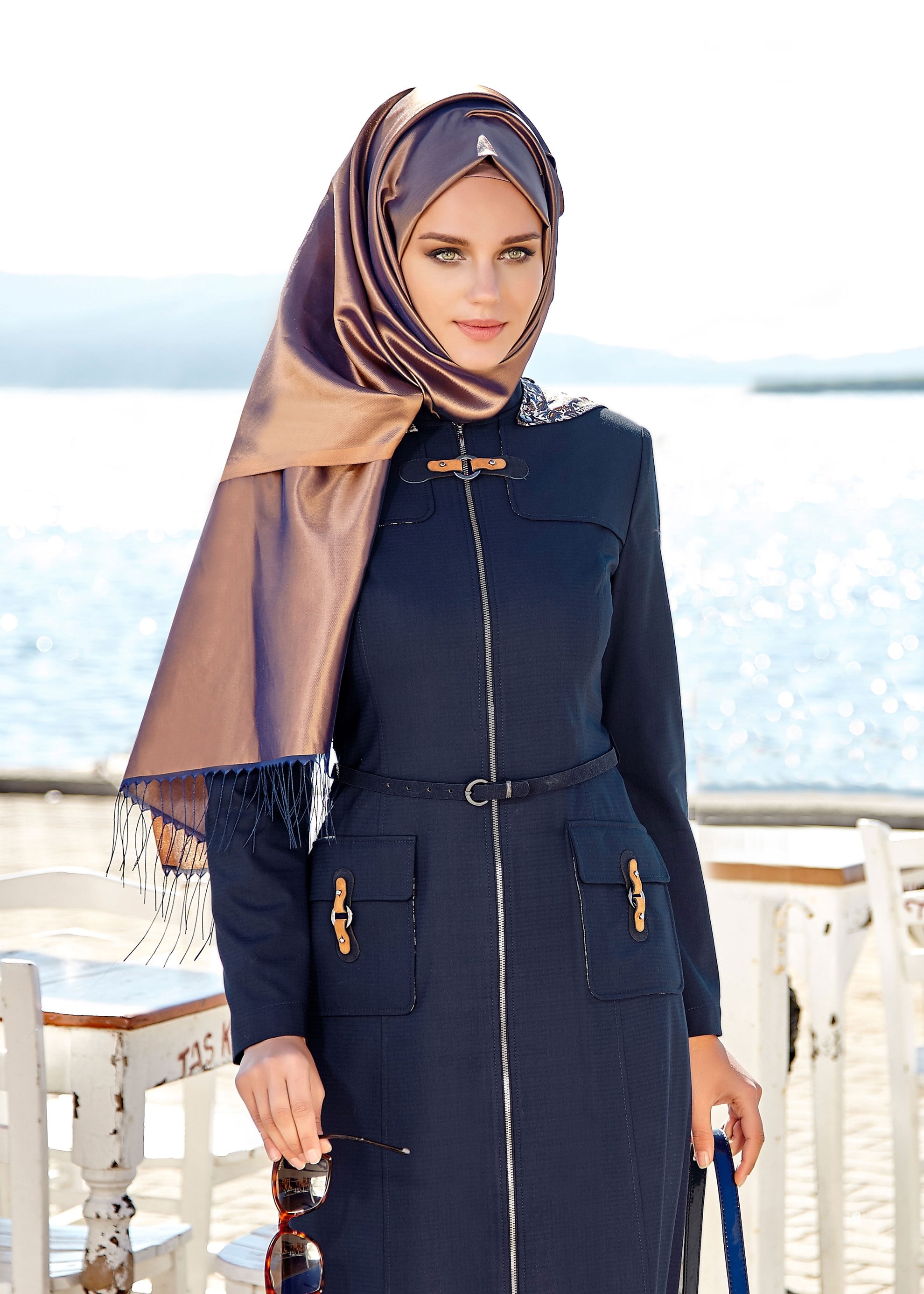 Tesettür giyim LACİVERT KAPÜŞONU DESENLİ FERMUARLI KEMERLİ PARDESÜ 1764 