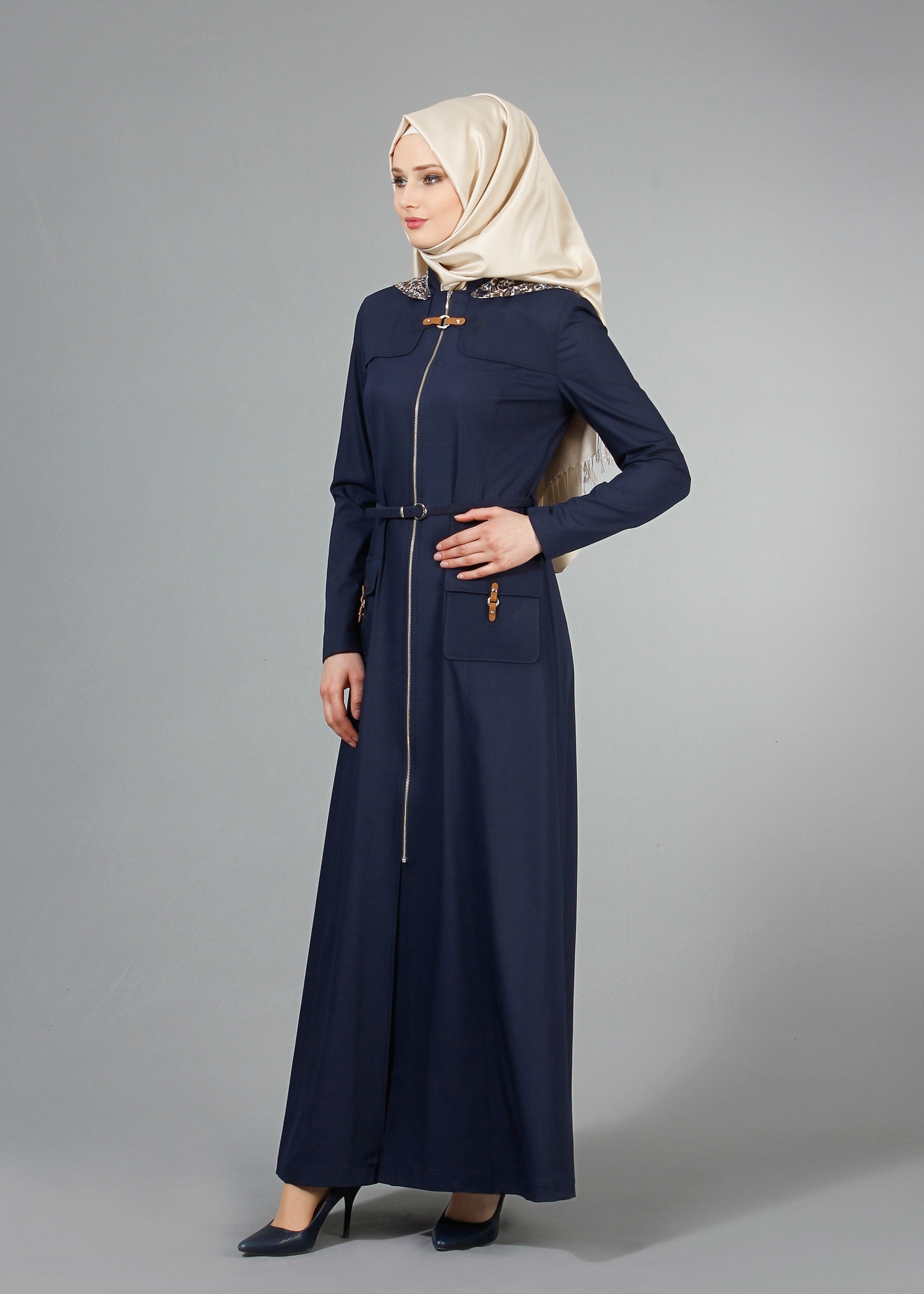 Tesettür giyim LACİVERT KAPÜŞONU DESENLİ FERMUARLI KEMERLİ PARDESÜ 1764 