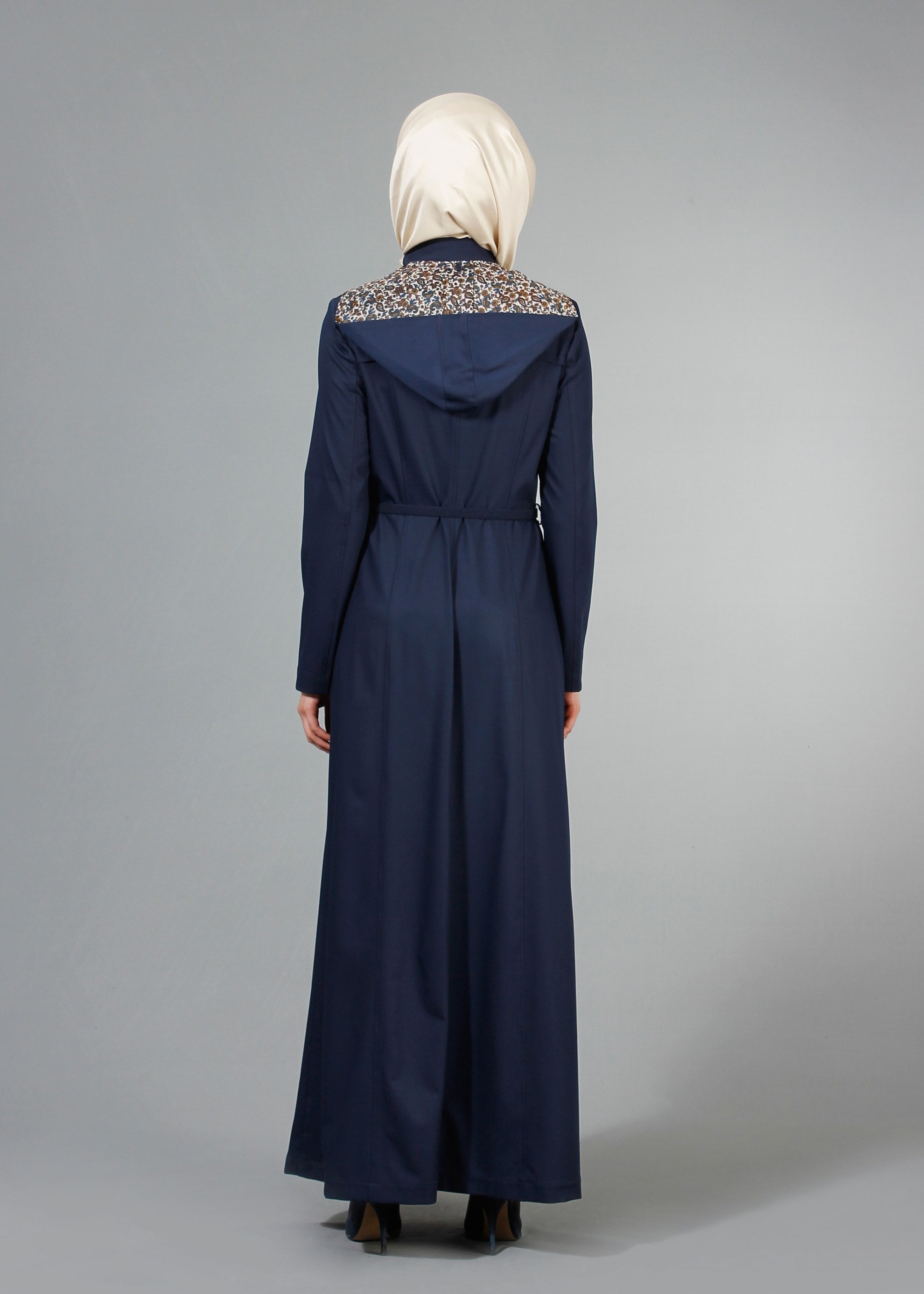Tesettür giyim LACİVERT KAPÜŞONU DESENLİ FERMUARLI KEMERLİ PARDESÜ 1764 