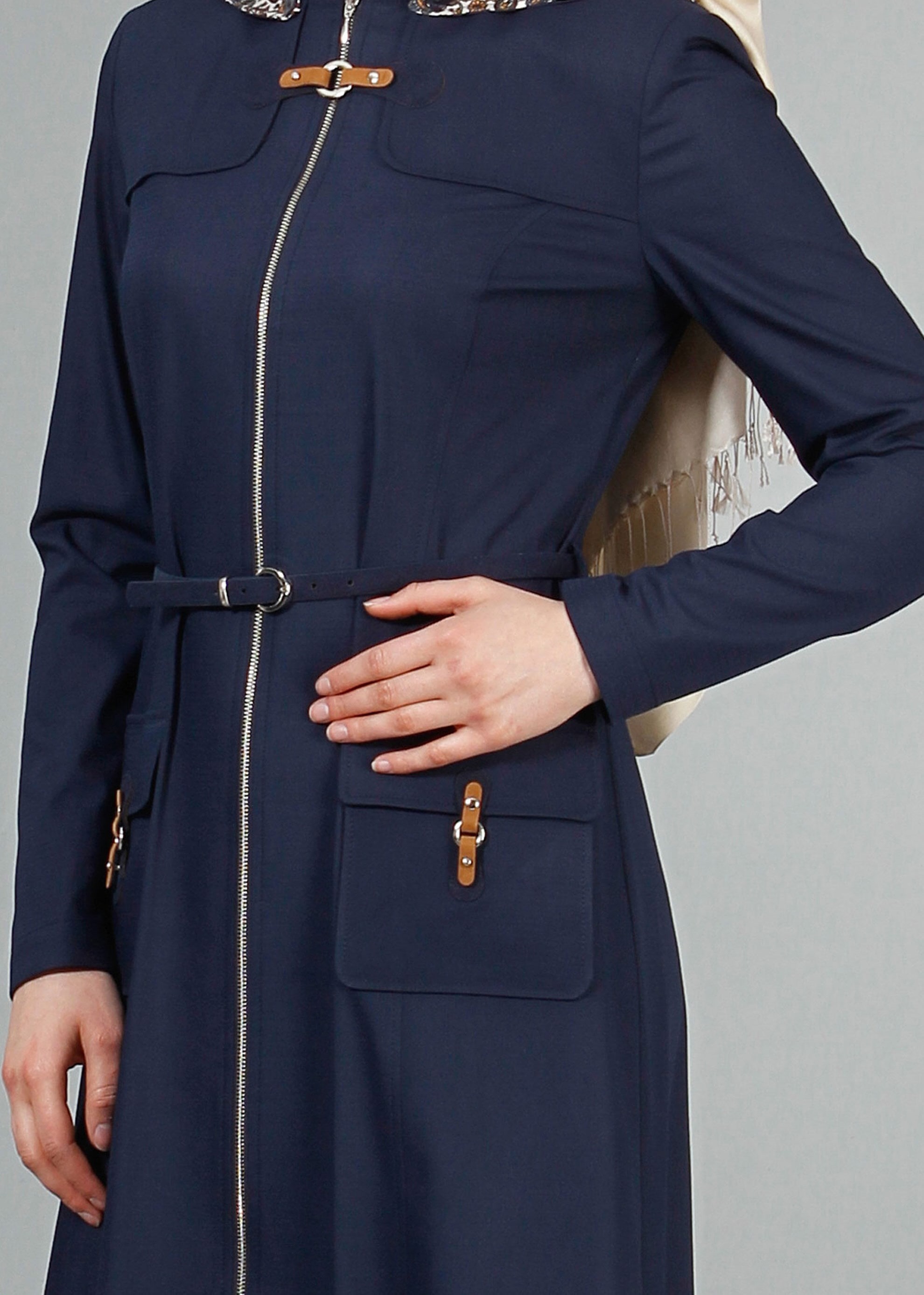 Tesettür giyim LACİVERT KAPÜŞONU DESENLİ FERMUARLI KEMERLİ PARDESÜ 1764 