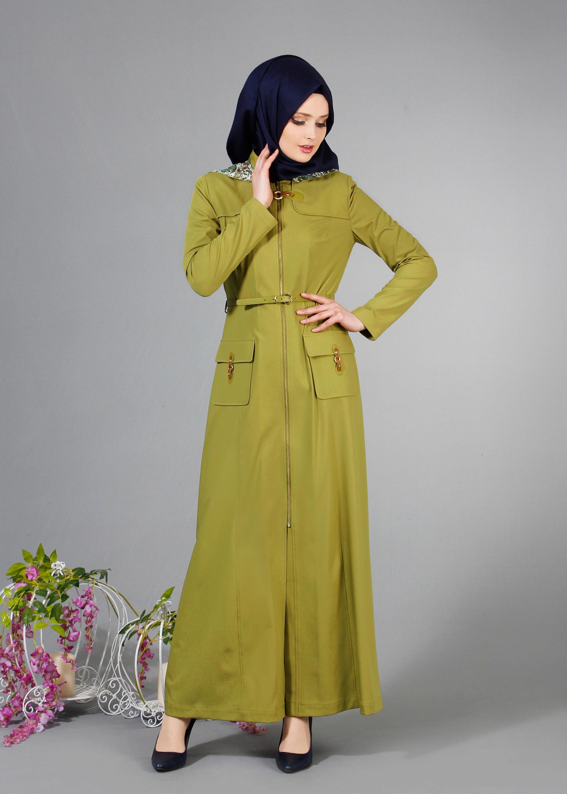 Tesettür giyim YEŞİL KAPÜŞONU DESENLİ FERMUARLI KEMERLİ PARDESÜ 1764 