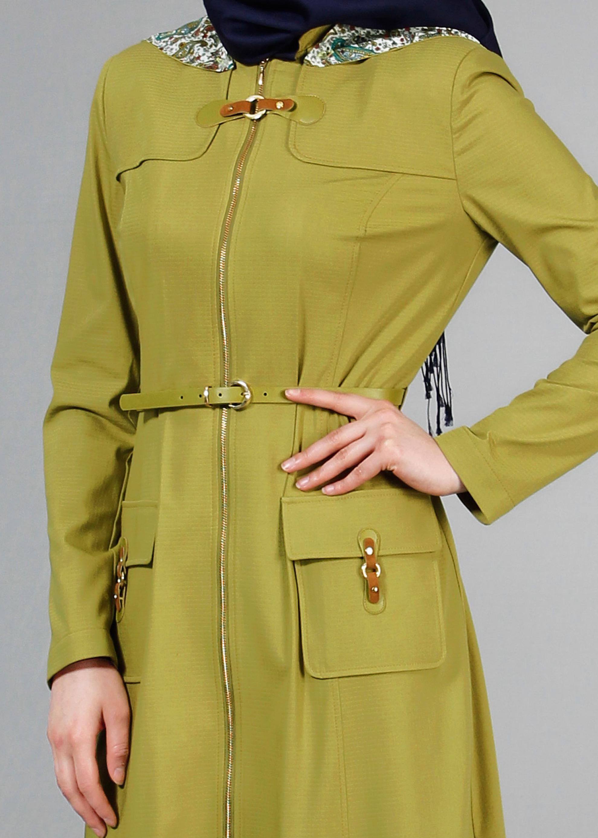 Tesettür giyim YEŞİL KAPÜŞONU DESENLİ FERMUARLI KEMERLİ PARDESÜ 1764 