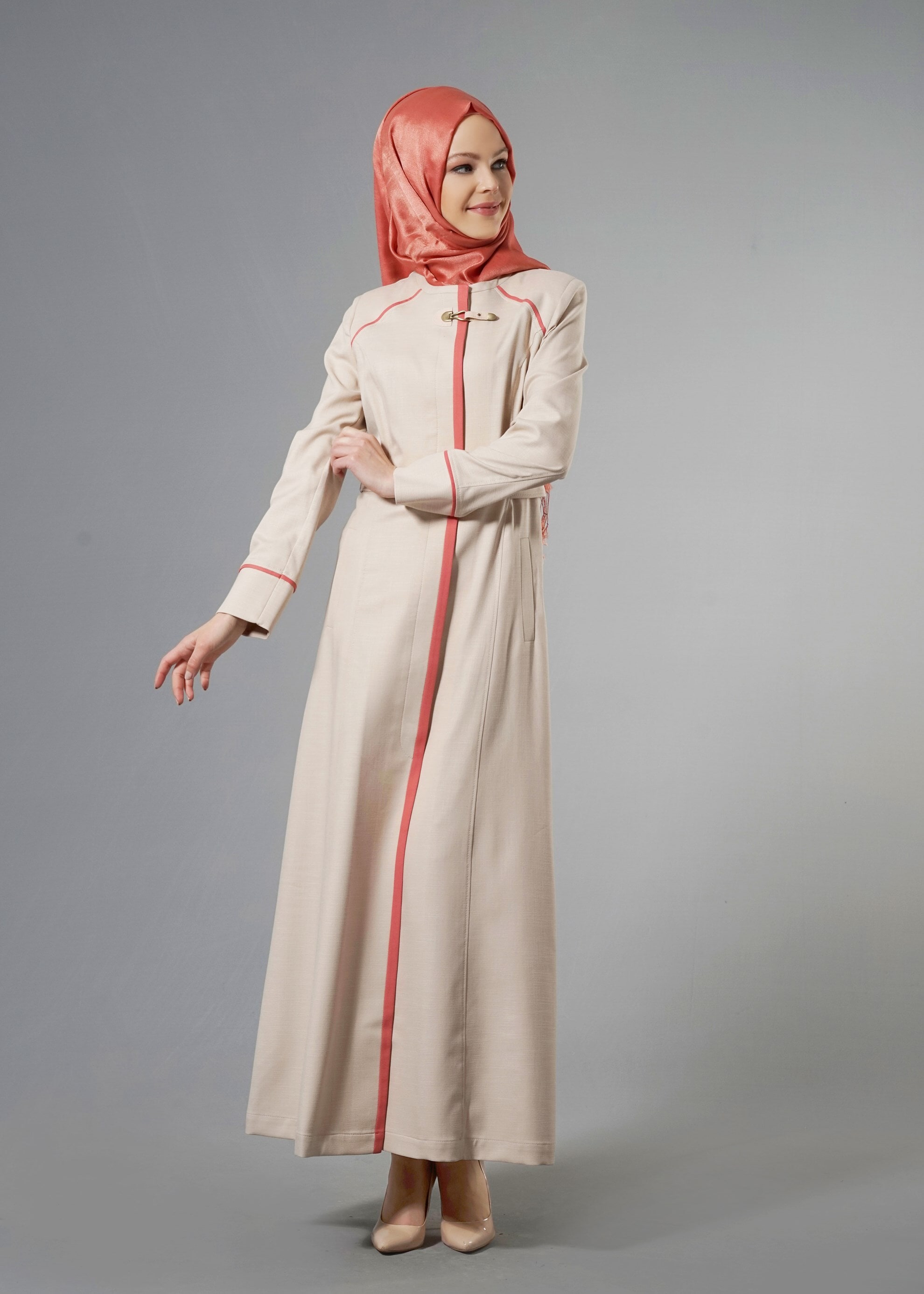 Tesettür giyim BEJ RENKLİ ŞERİT DETAYLI CEPLİ PARDESÜ 1766 