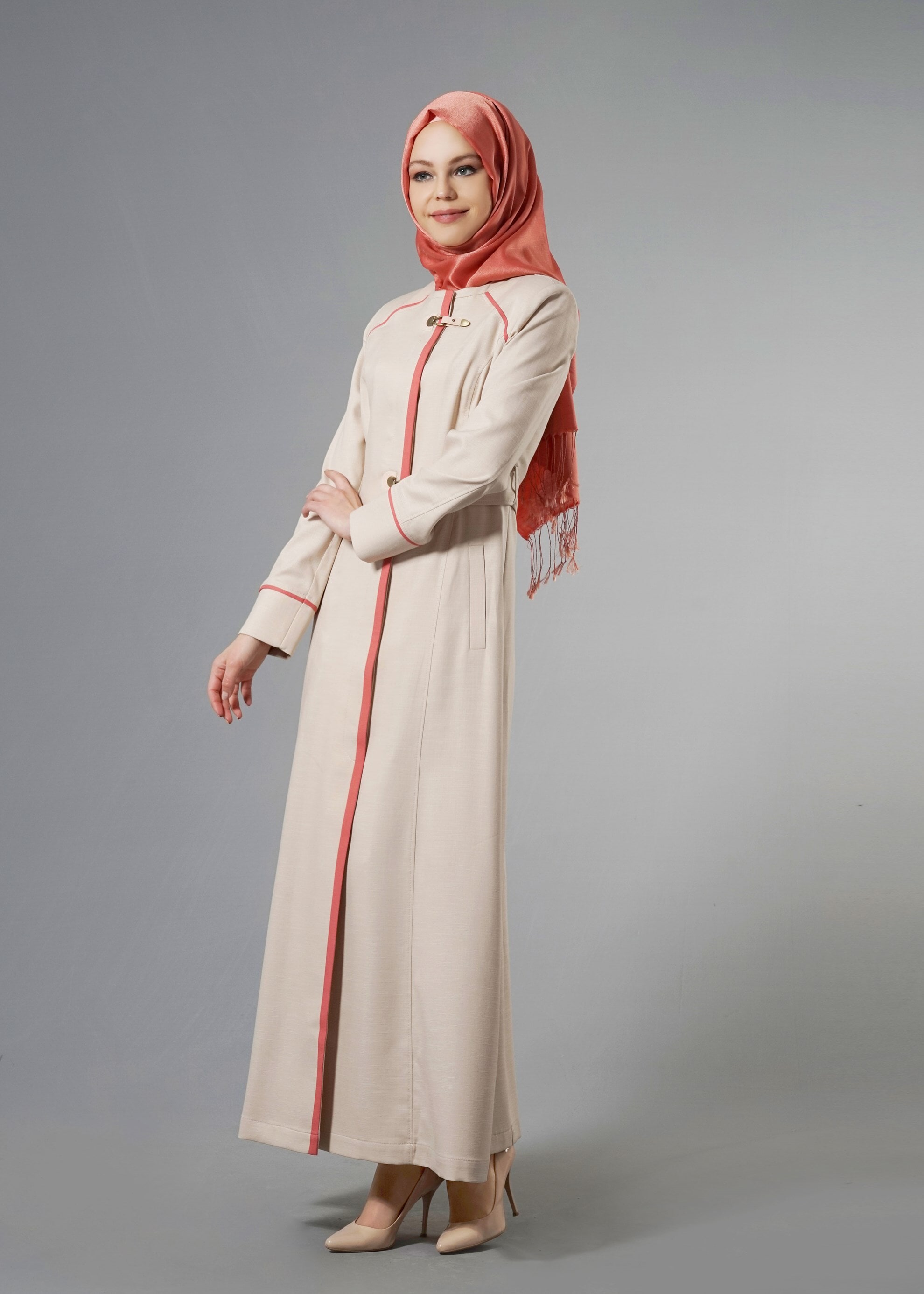 Tesettür giyim BEJ RENKLİ ŞERİT DETAYLI CEPLİ PARDESÜ 1766 