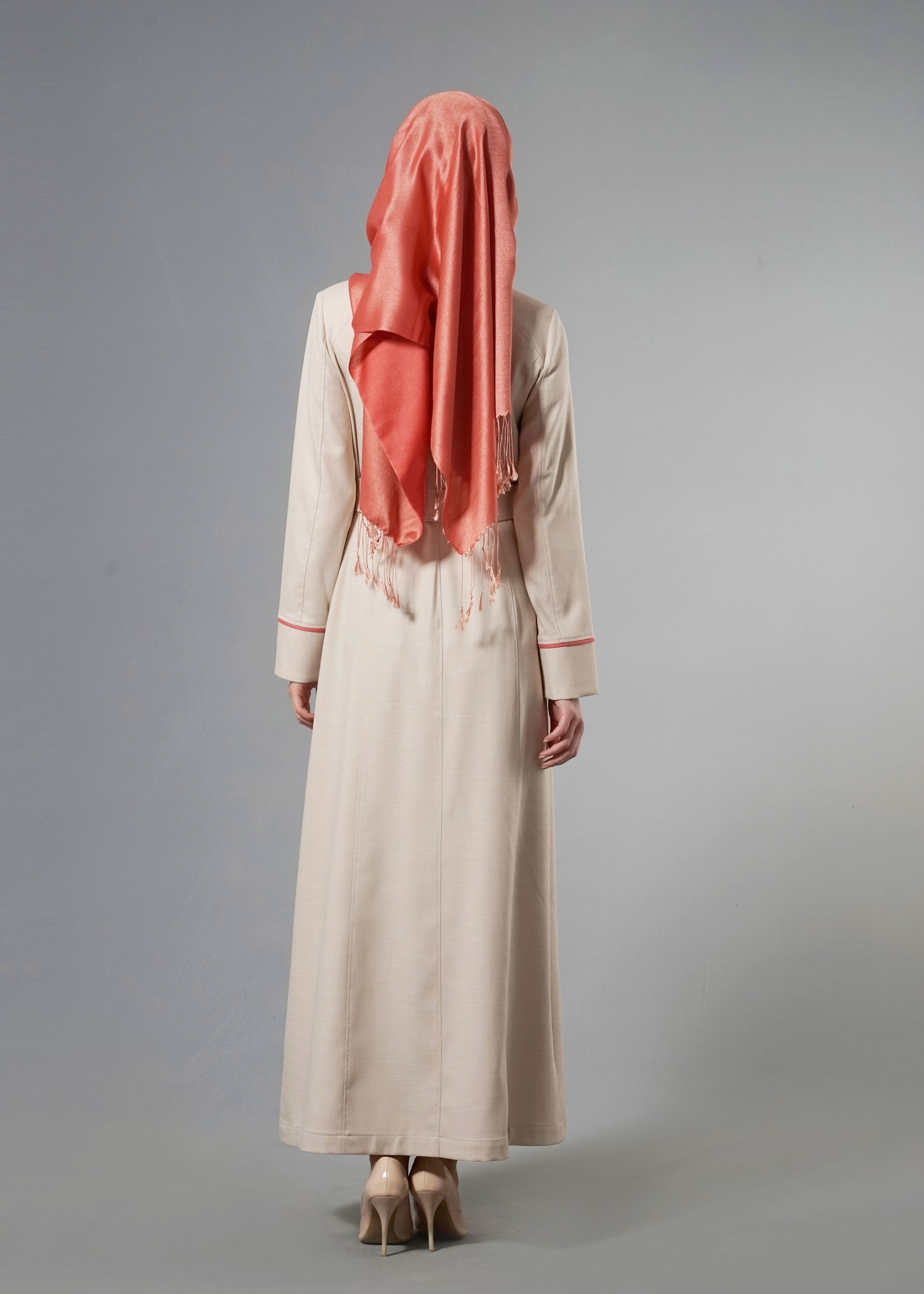 Tesettür giyim BEJ RENKLİ ŞERİT DETAYLI CEPLİ PARDESÜ 1766 