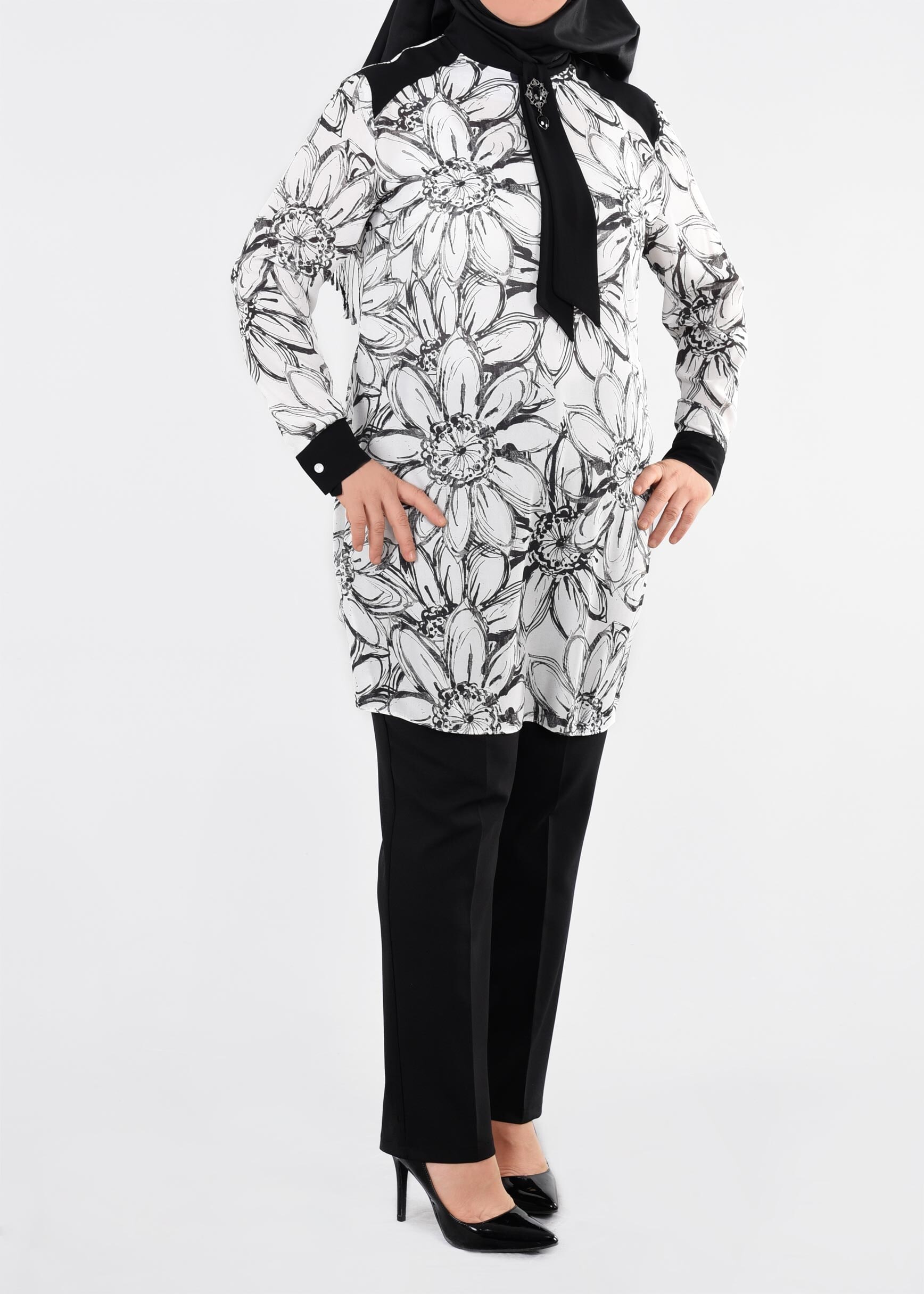 Tesettür giyim SİYAH BROŞ DETAYLI ÇİÇEKLİ TUNİK 2584 