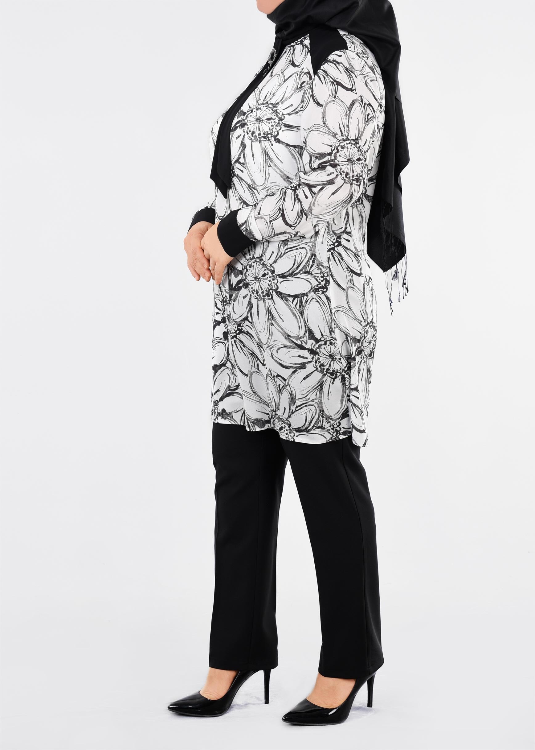 Tesettür giyim SİYAH BROŞ DETAYLI ÇİÇEKLİ TUNİK 2584 