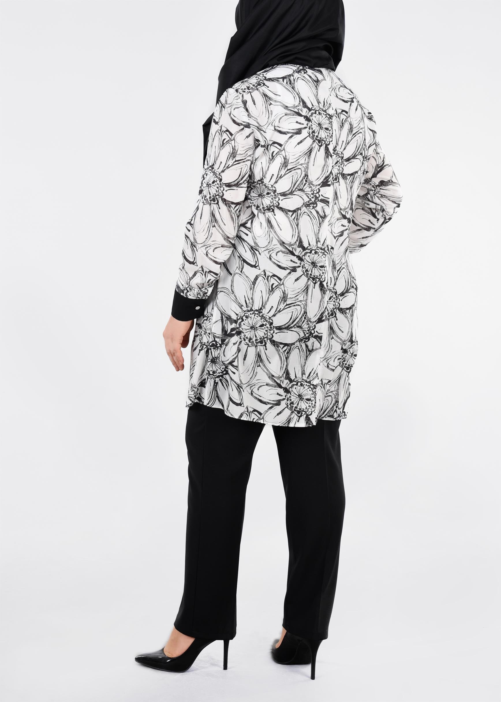 Tesettür giyim SİYAH BROŞ DETAYLI ÇİÇEKLİ TUNİK 2584 