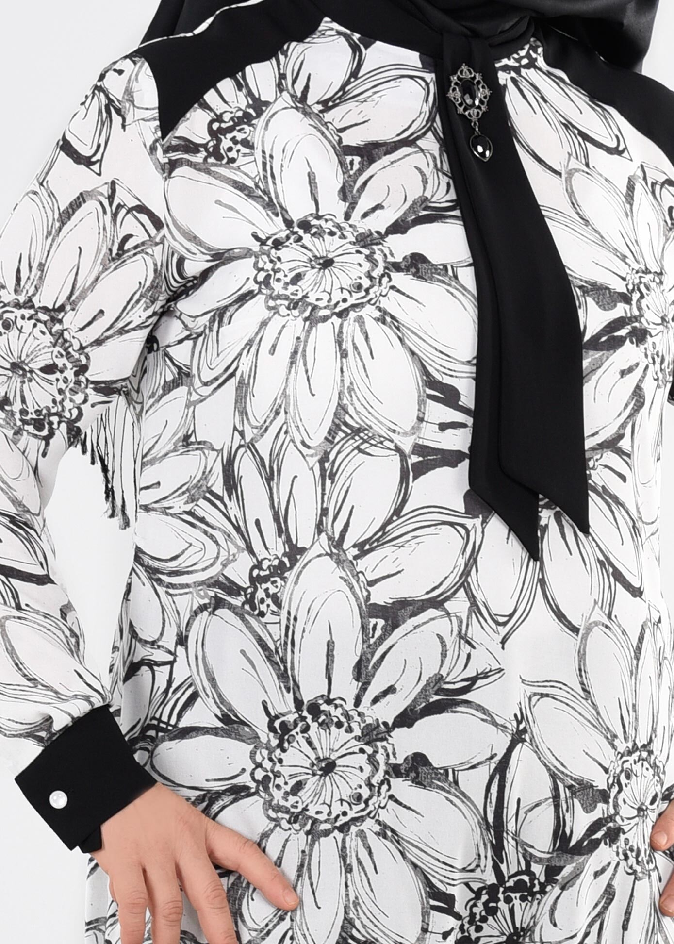 Tesettür giyim SİYAH BROŞ DETAYLI ÇİÇEKLİ TUNİK 2584 