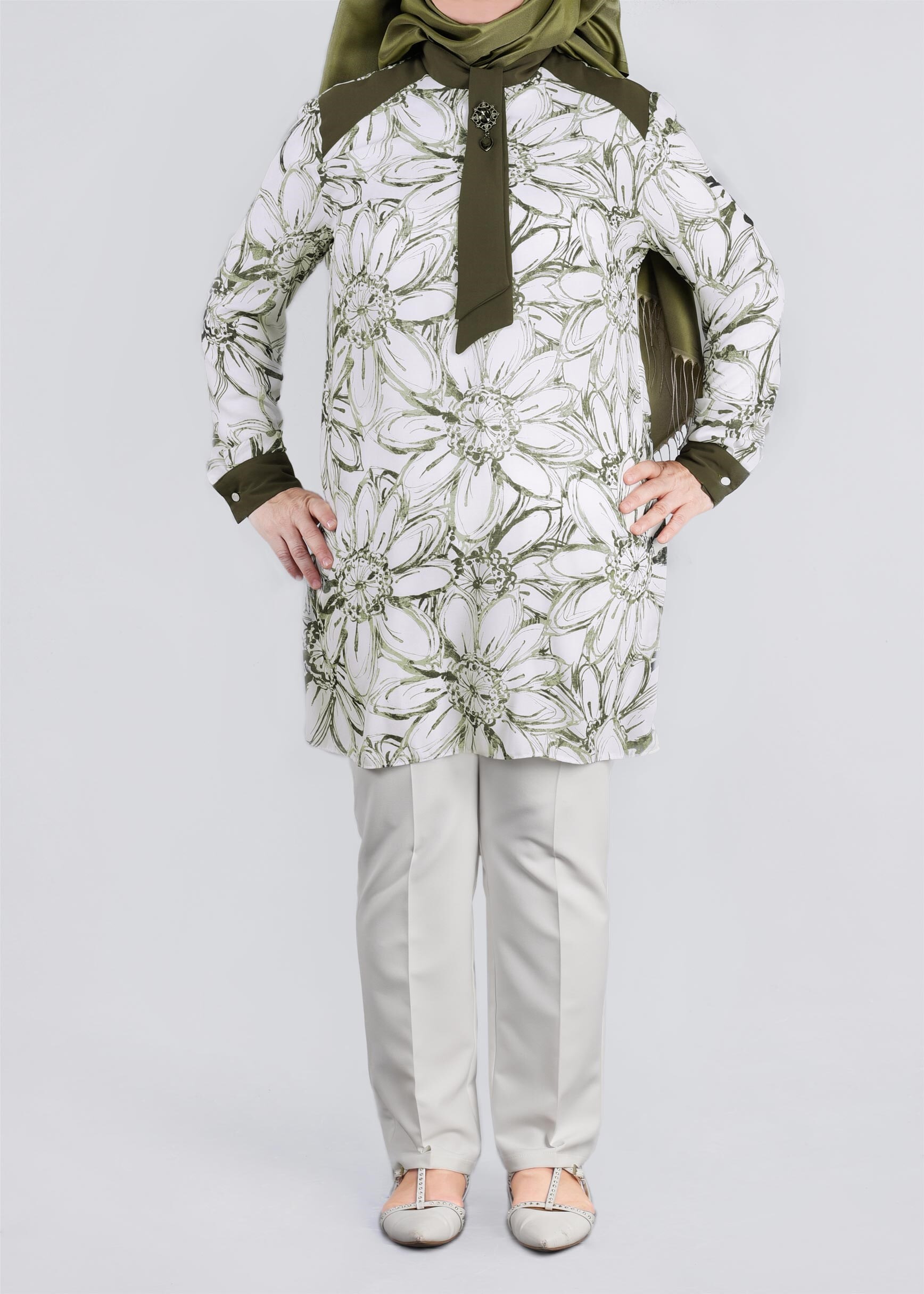 Tesettür giyim HAKİ BROŞ DETAYLI ÇİÇEKLİ TUNİK 2584 