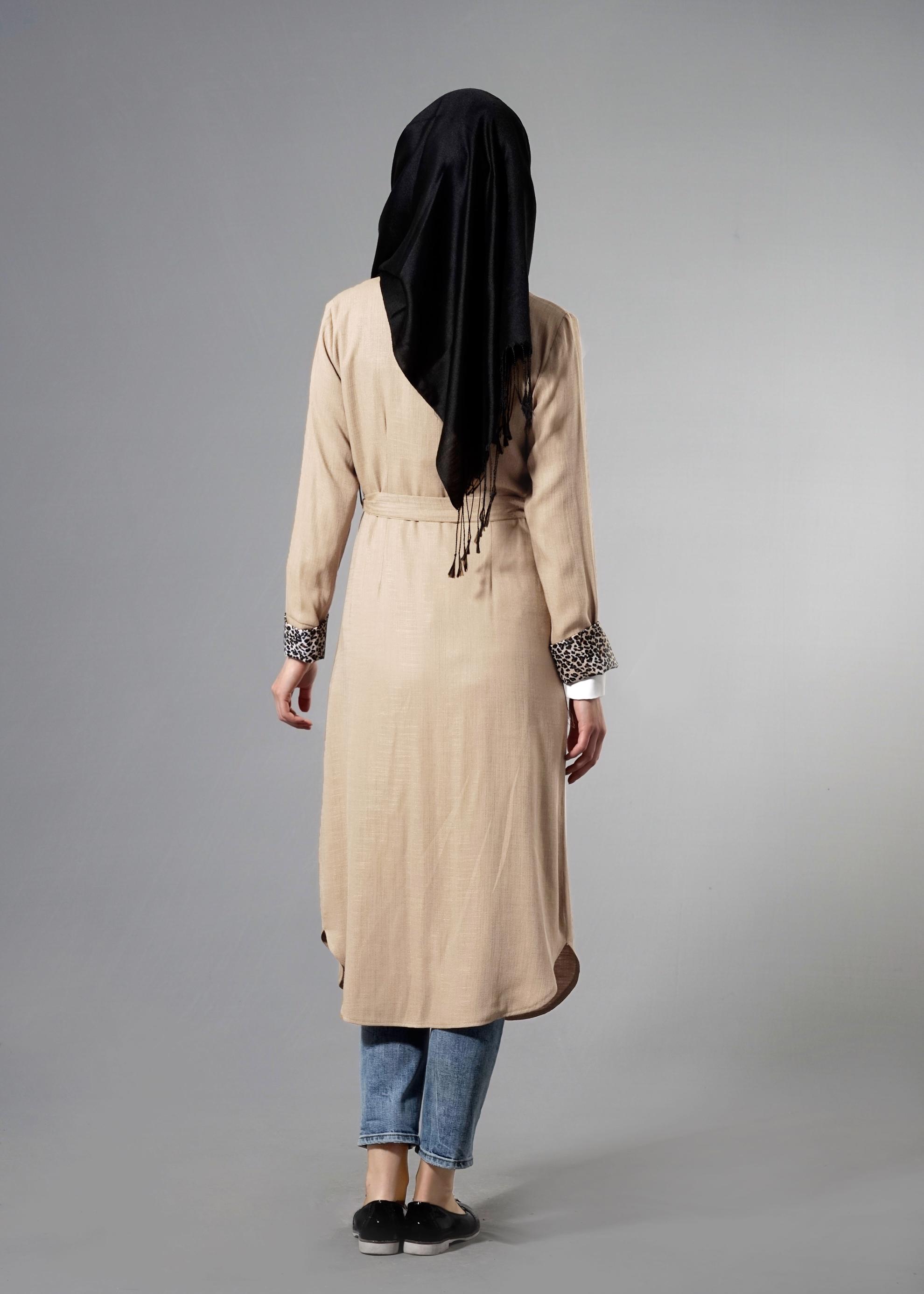 Tesettür giyim BEJ MANŞETLERİ LEOPAR DESENLİ KUŞAKLI TUNİK 4445 