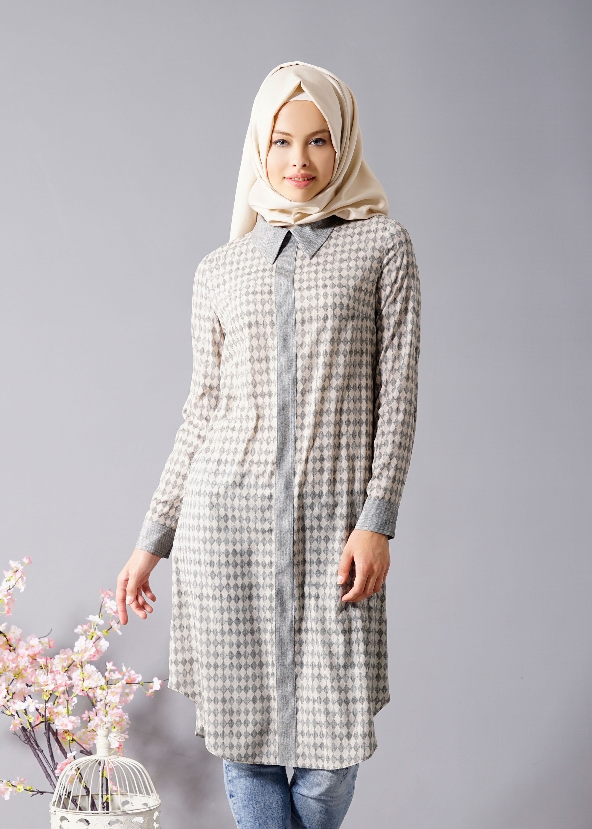 Tesettür giyim GRİ DESENLİ GÖMLEK YAKA TUNİK  4689 