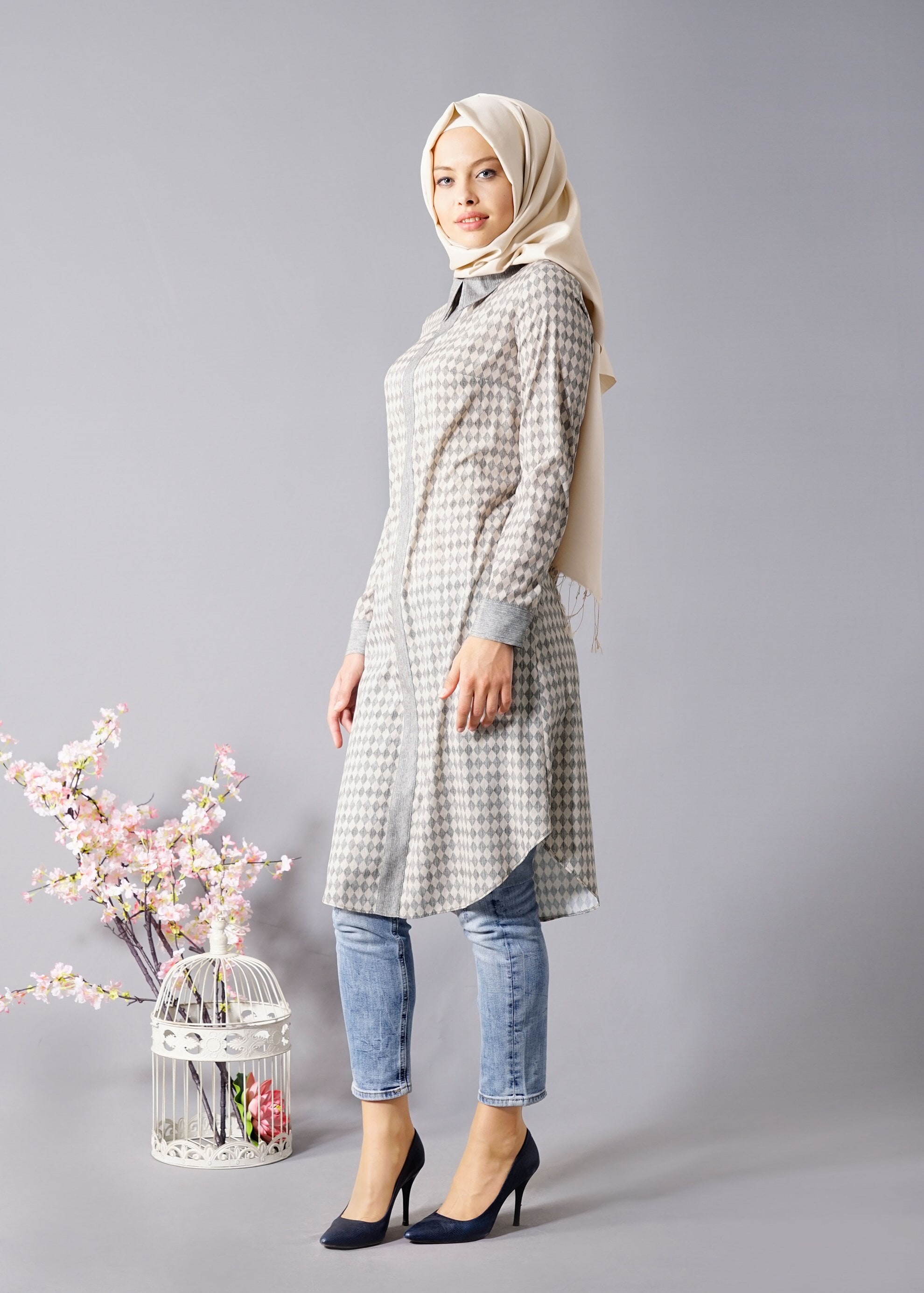 Tesettür giyim GRİ DESENLİ GÖMLEK YAKA TUNİK  4689 