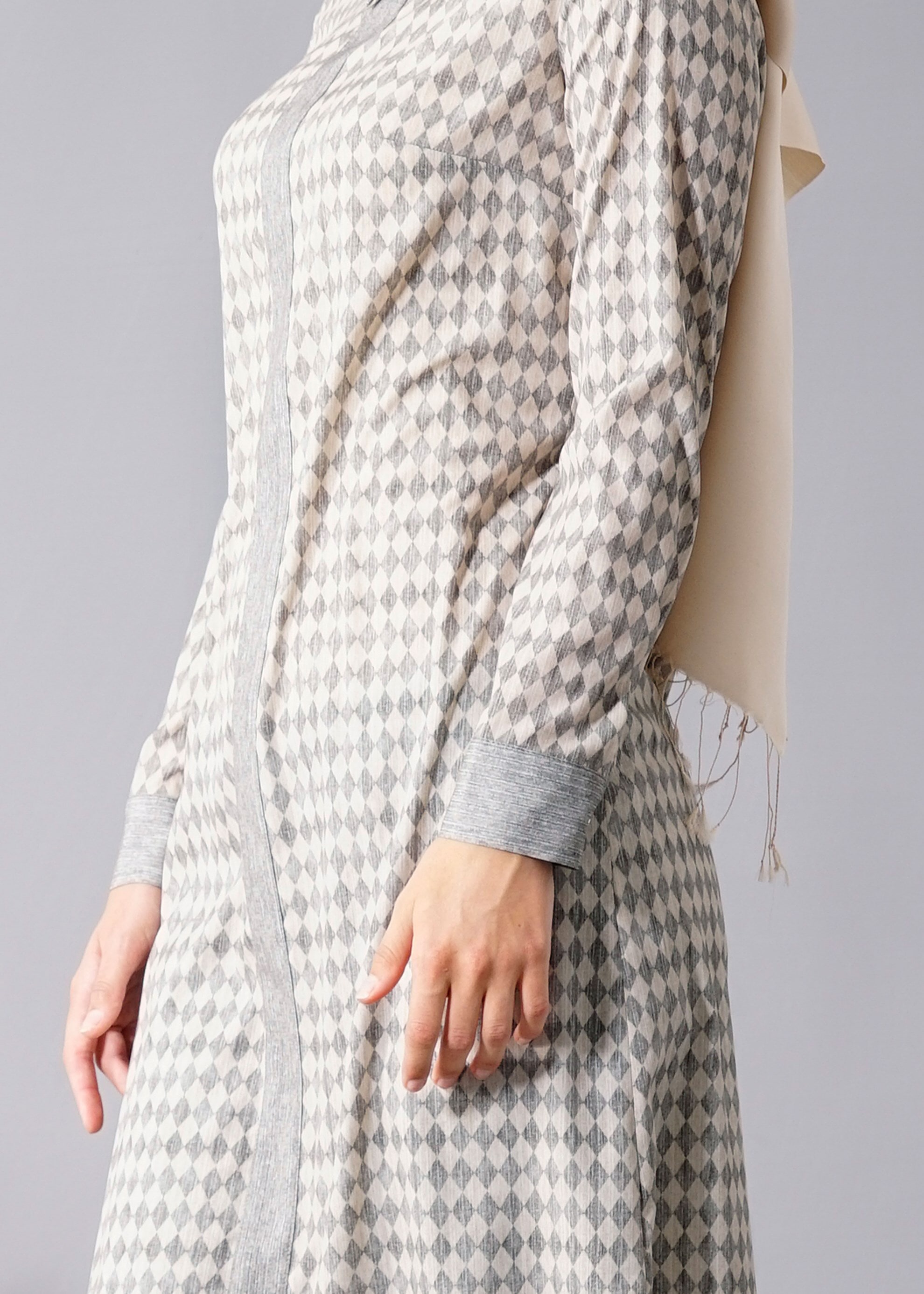 Tesettür giyim GRİ DESENLİ GÖMLEK YAKA TUNİK  4689 