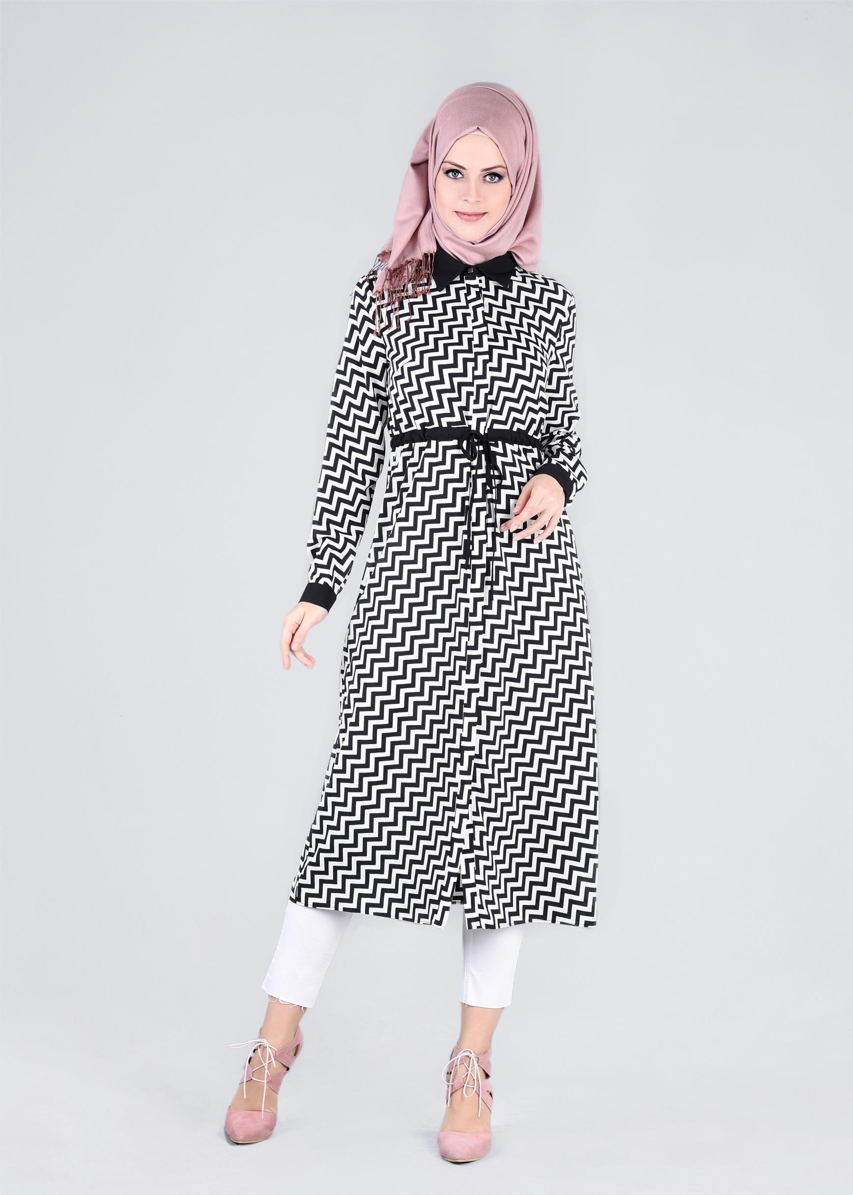 Tesettür giyim SİYAH ZİKZAK DESENLİ BELİ BÜZGÜLÜ TUNİK 4690-1 
