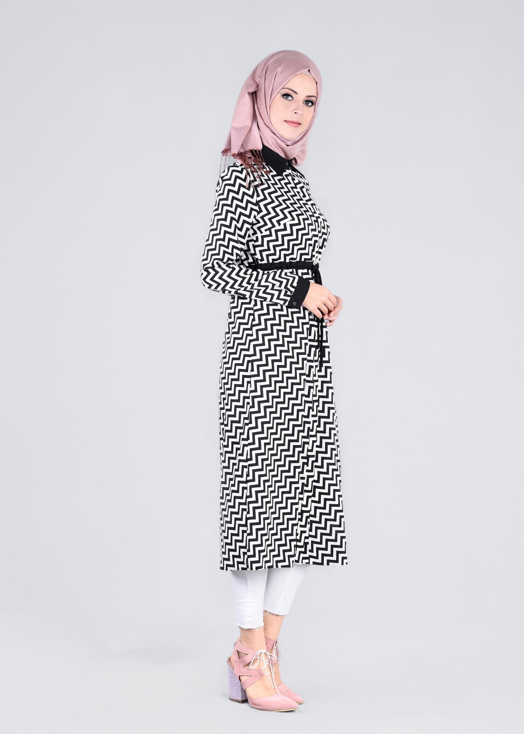 Tesettür giyim SİYAH ZİKZAK DESENLİ BELİ BÜZGÜLÜ TUNİK 4690-1 