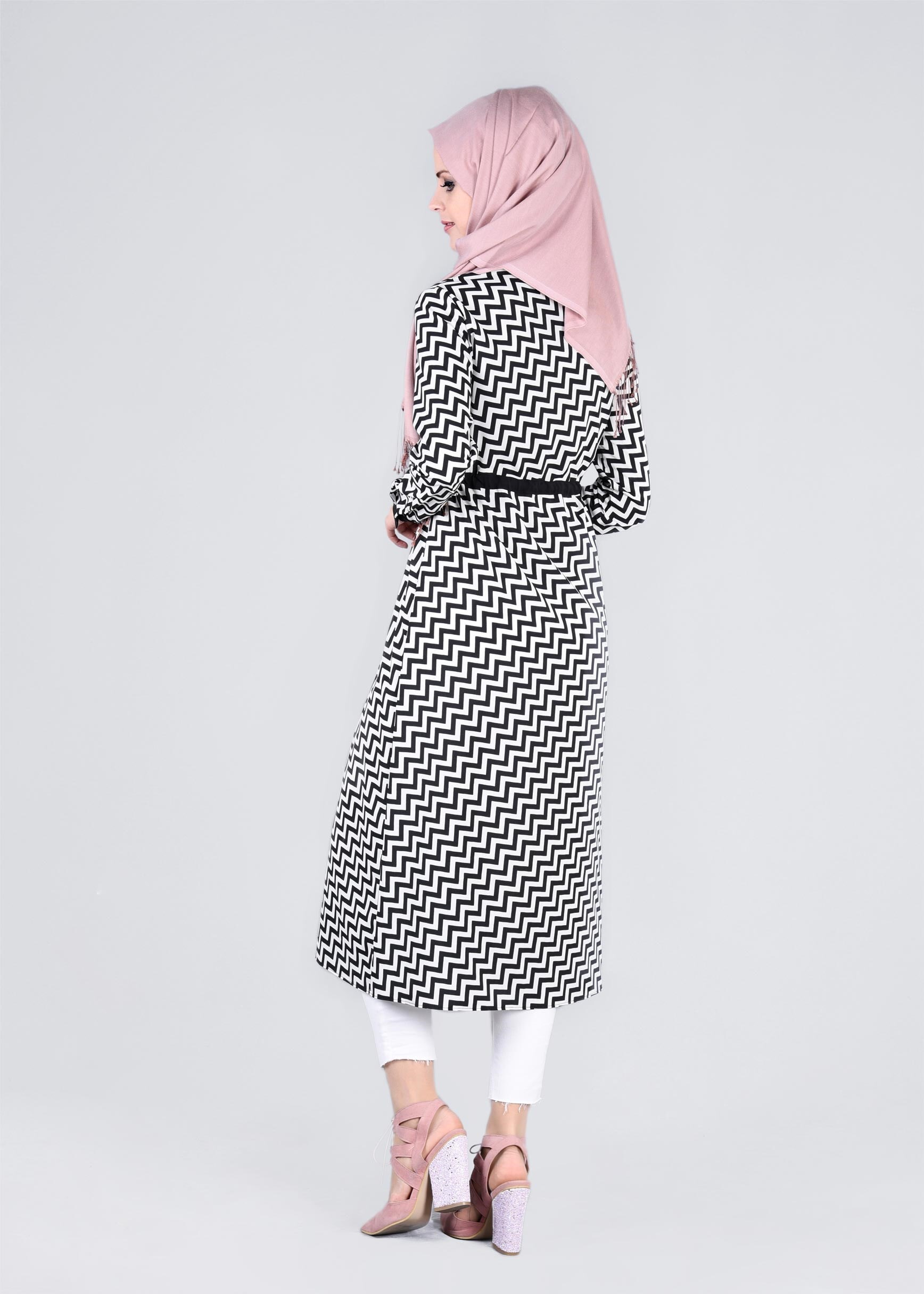 Tesettür giyim SİYAH ZİKZAK DESENLİ BELİ BÜZGÜLÜ TUNİK 4690-1 