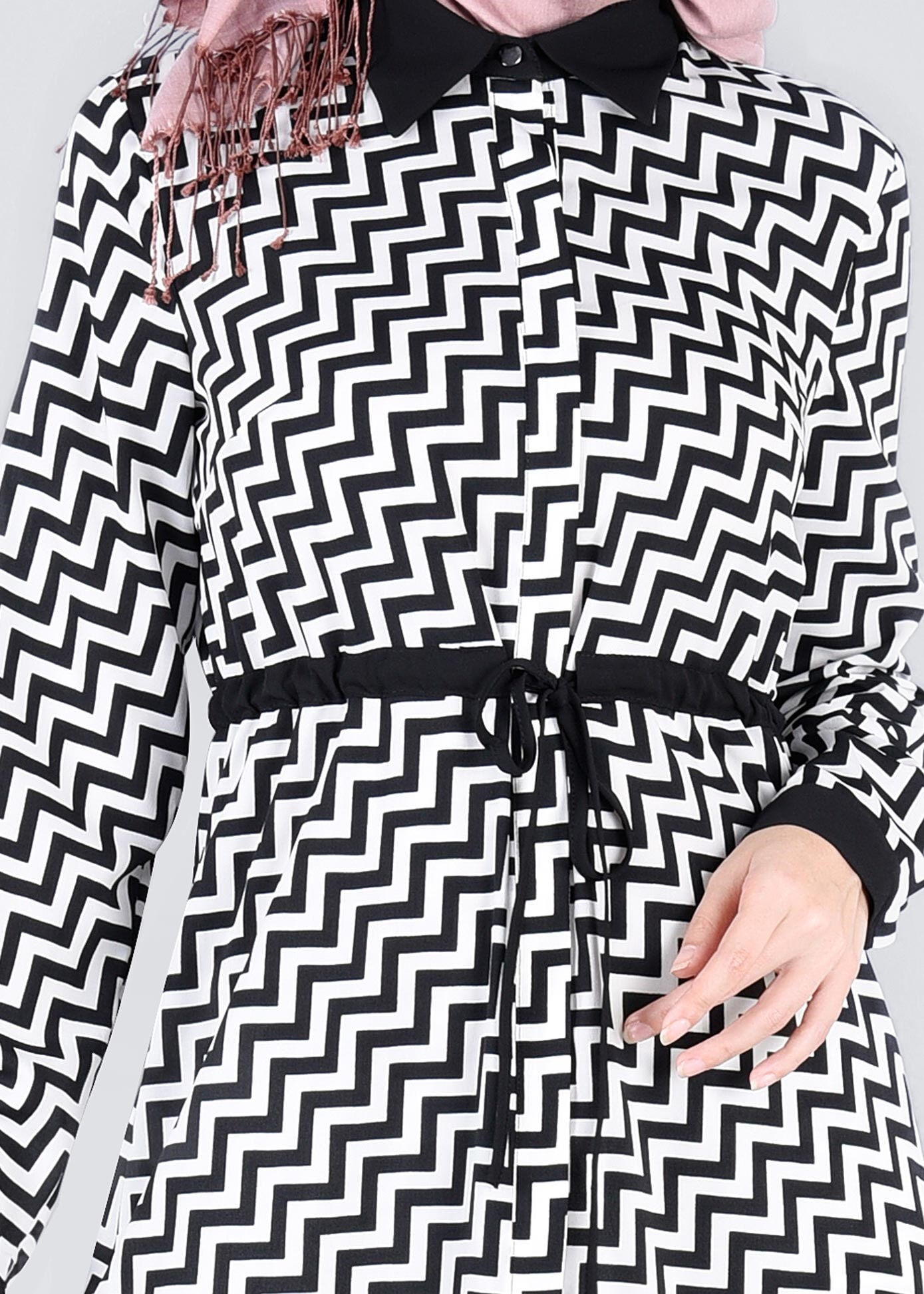 Tesettür giyim SİYAH ZİKZAK DESENLİ BELİ BÜZGÜLÜ TUNİK 4690-1 