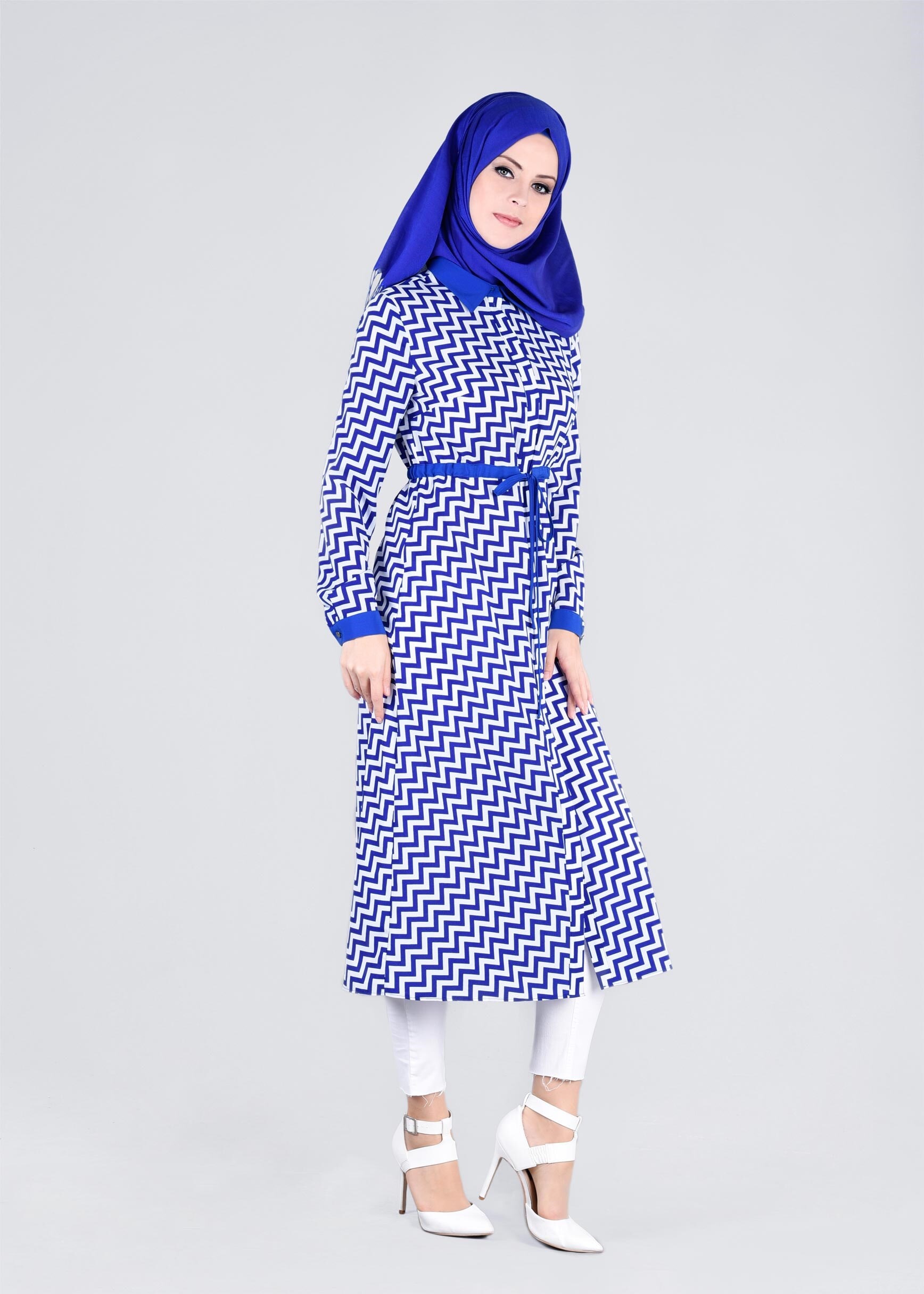 Tesettür giyim LACİVERT ZİKZAK DESENLİ BELİ BÜZGÜLÜ TUNİK 4690-1 