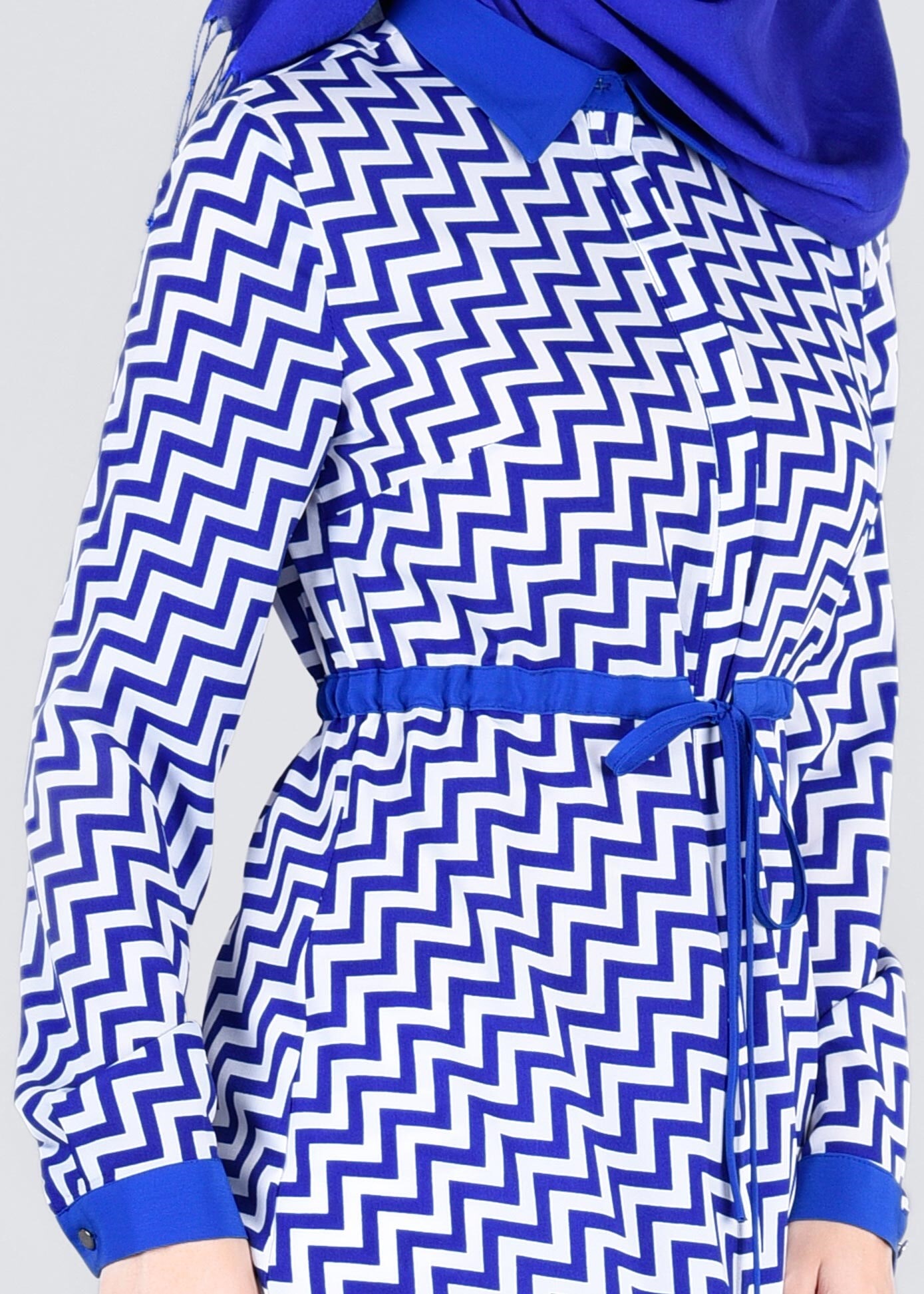 Tesettür giyim LACİVERT ZİKZAK DESENLİ BELİ BÜZGÜLÜ TUNİK 4690-1 