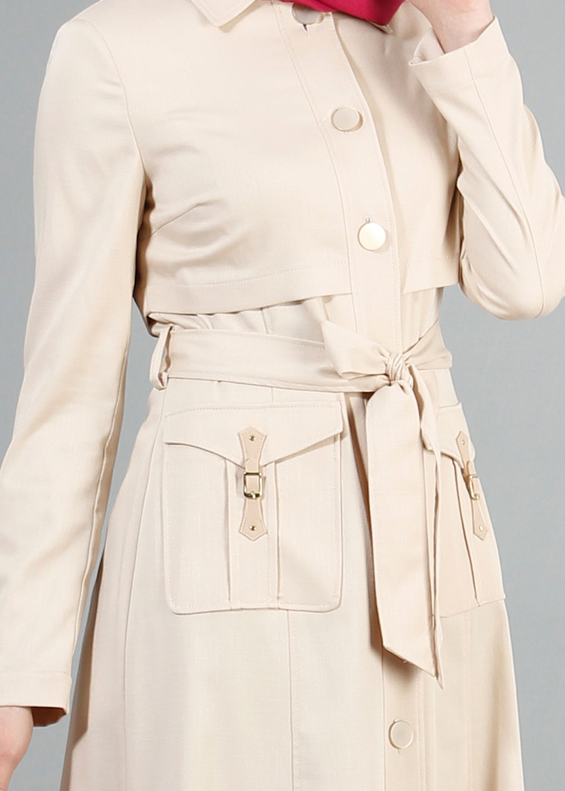 Tesettür giyim BEJ DÜĞMELİ CEPLİ KUŞAKLI TRENÇKOT 1744 