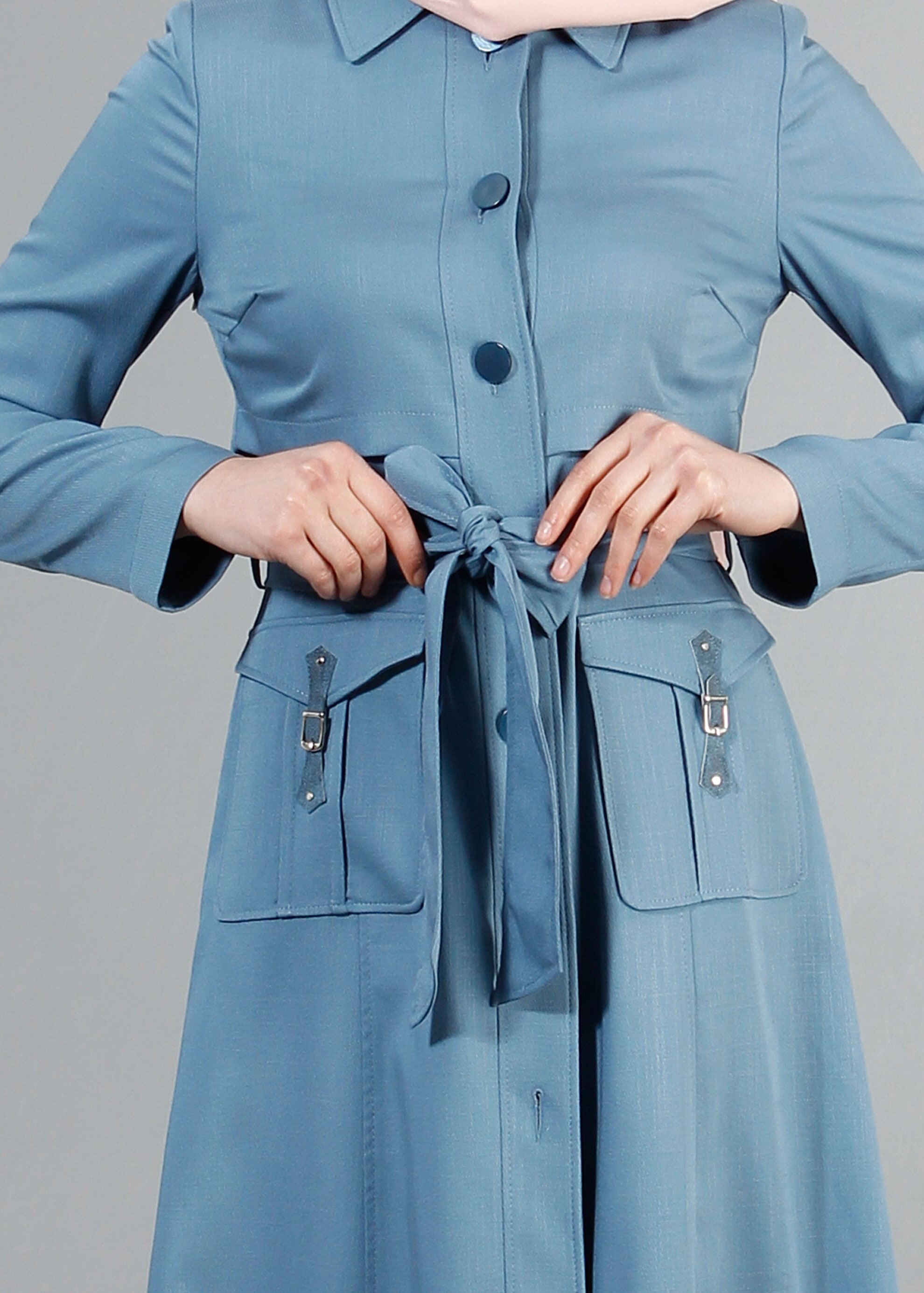 Tesettür giyim MAVİ DÜĞMELİ CEPLİ KUŞAKLI TRENÇKOT 1744 