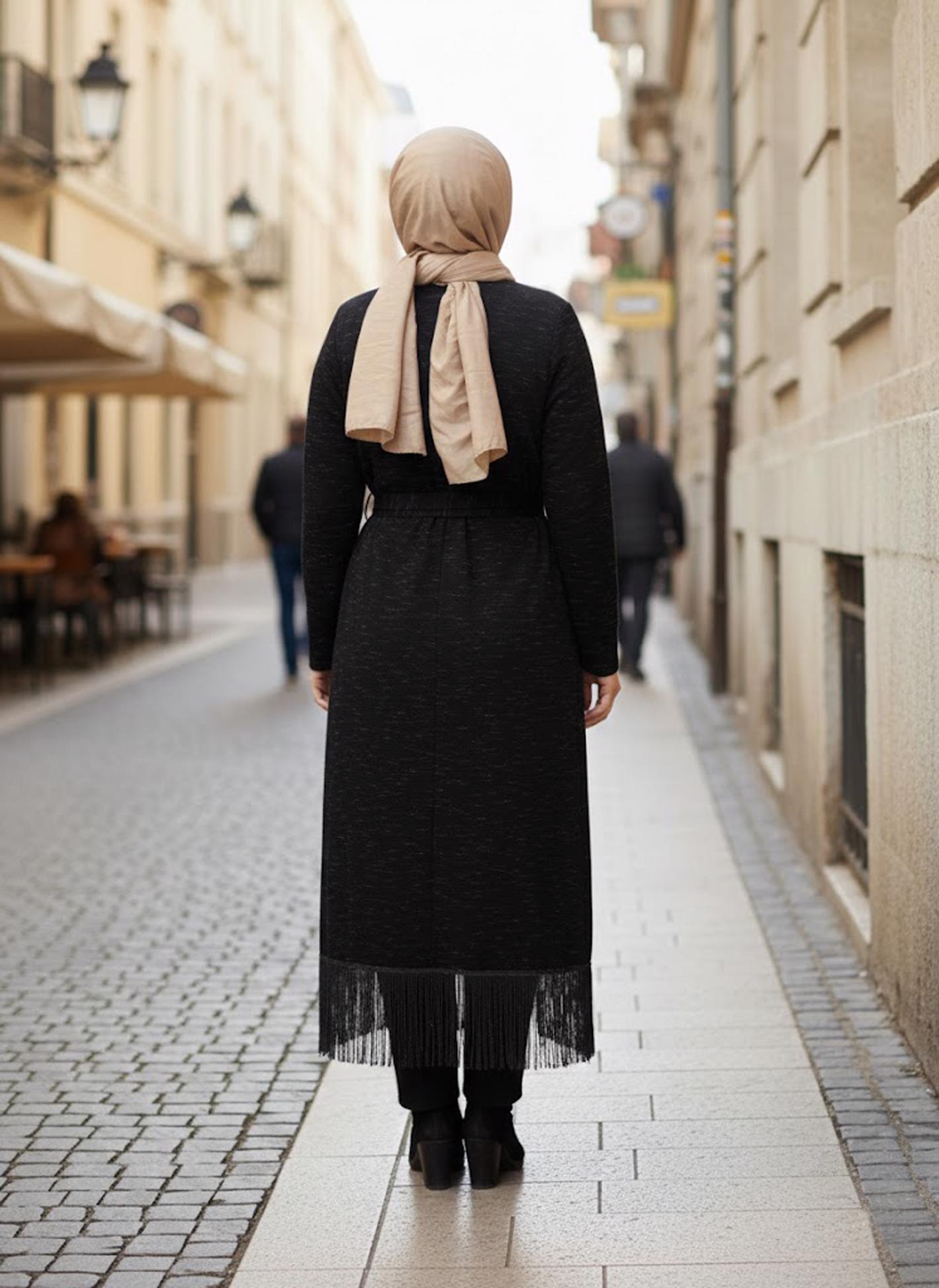 Tesettür giyim SİYAH KUŞAKLI ETEK UCU PÜSKÜLLÜ HIRKA 2643 