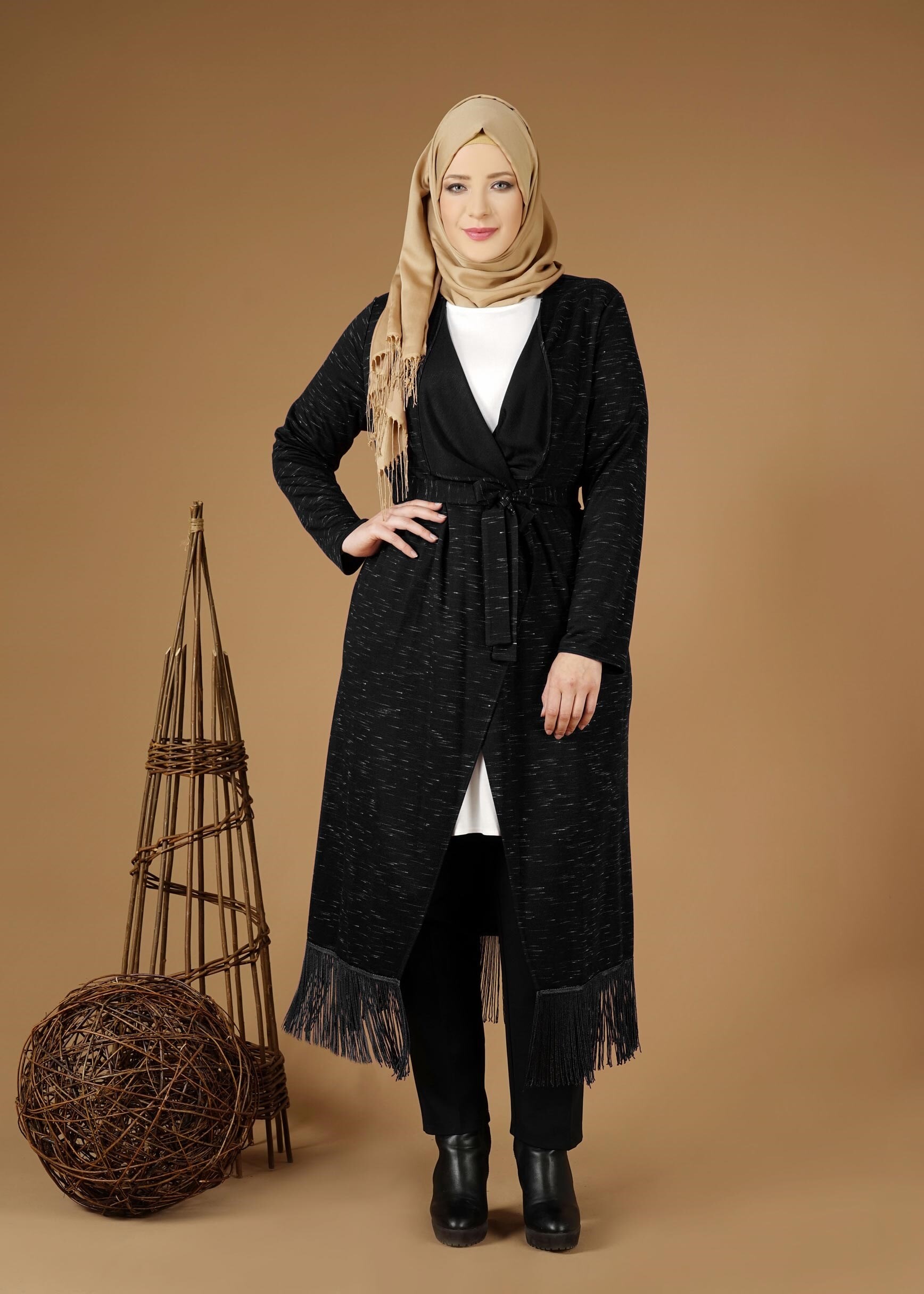 Tesettür giyim SİYAH KUŞAKLI ETEK UCU PÜSKÜLLÜ HIRKA 2643 