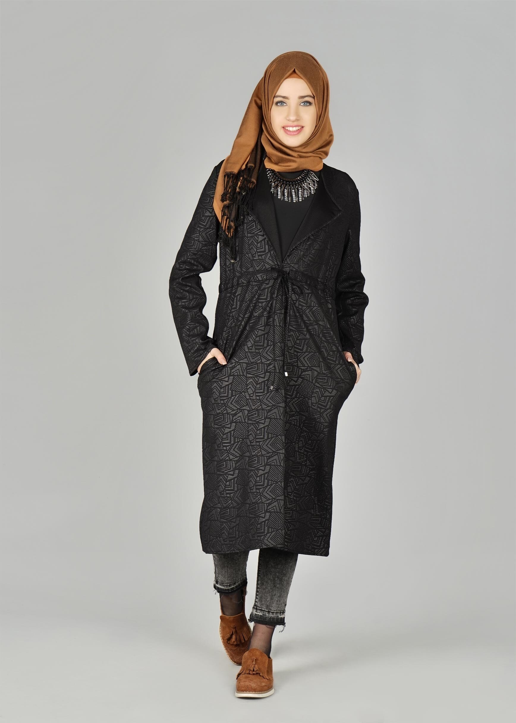 Tesettür giyim SİYAH BELİ BÜZGÜLÜ DESENLİ CEKET 4053