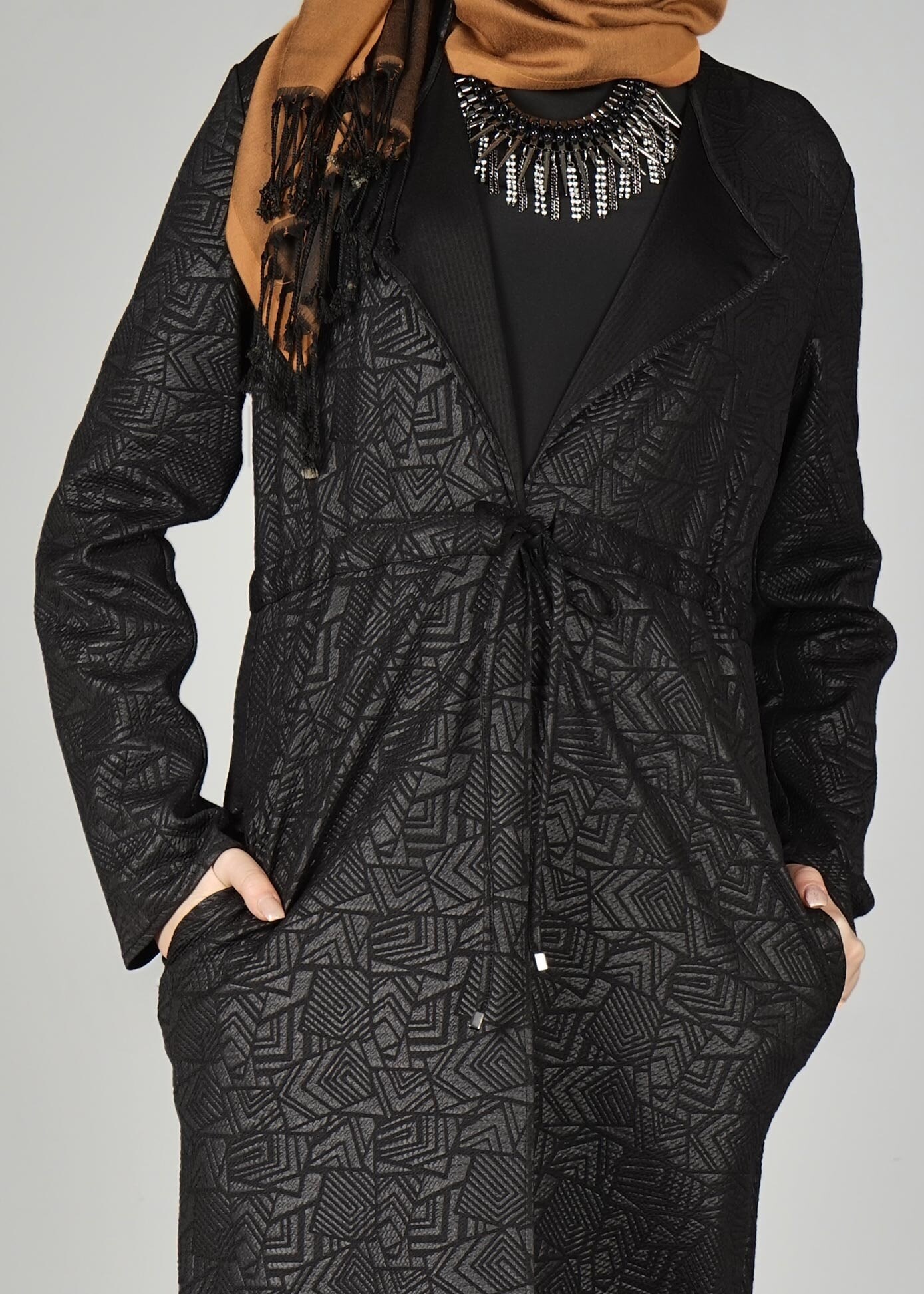 Tesettür giyim SİYAH BELİ BÜZGÜLÜ DESENLİ CEKET 4053