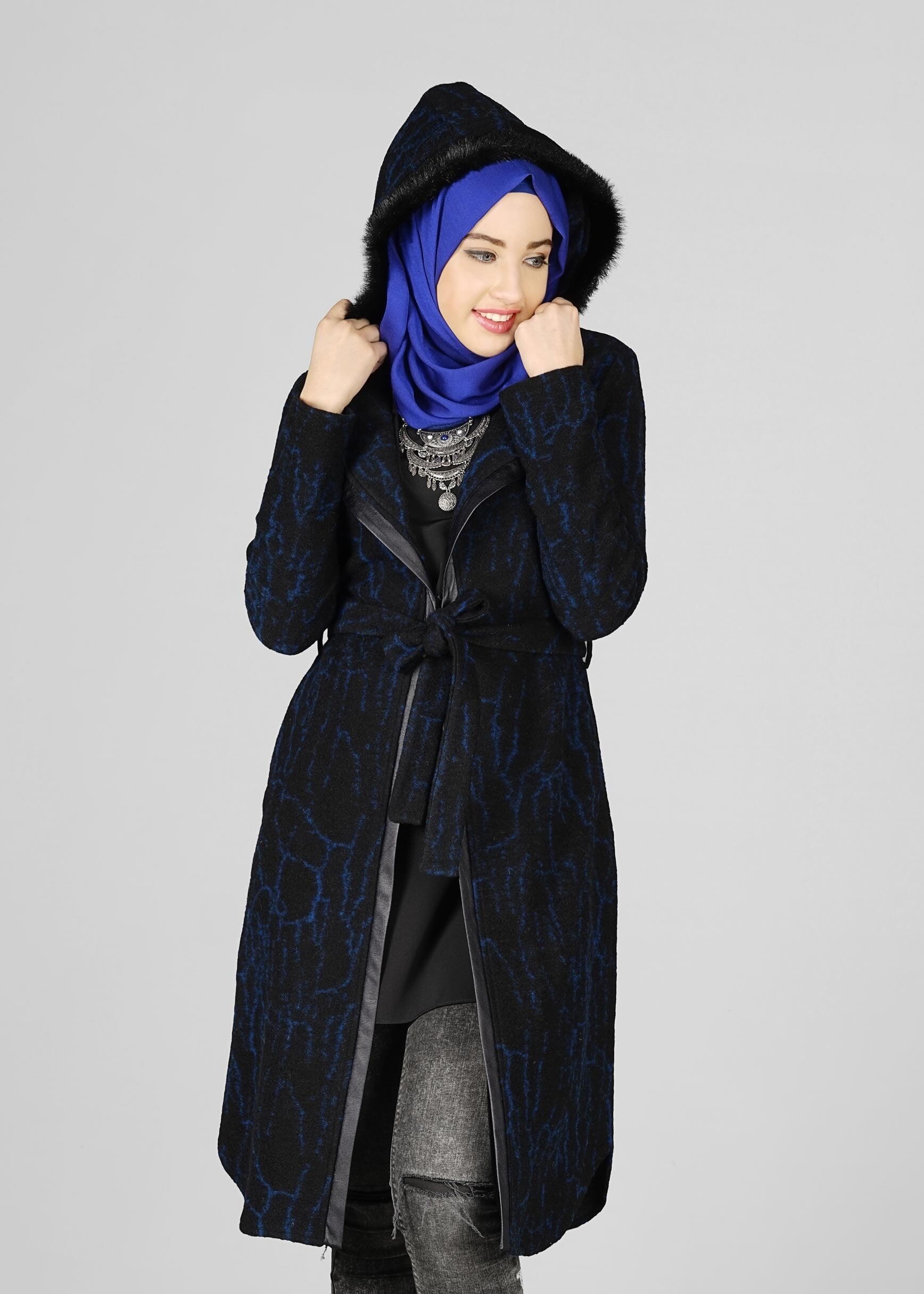 Tesettür giyim SİYAH DESENLİ KAPÜŞONLU CEKET 4063