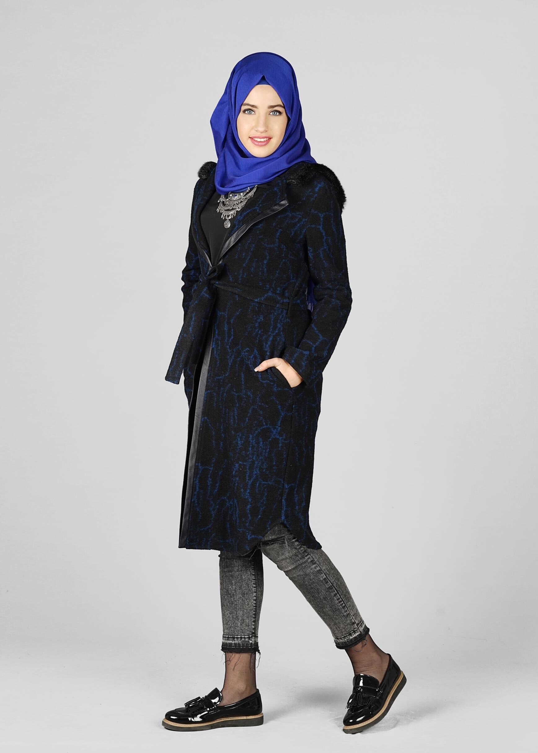 Tesettür giyim SİYAH DESENLİ KAPÜŞONLU CEKET 4063