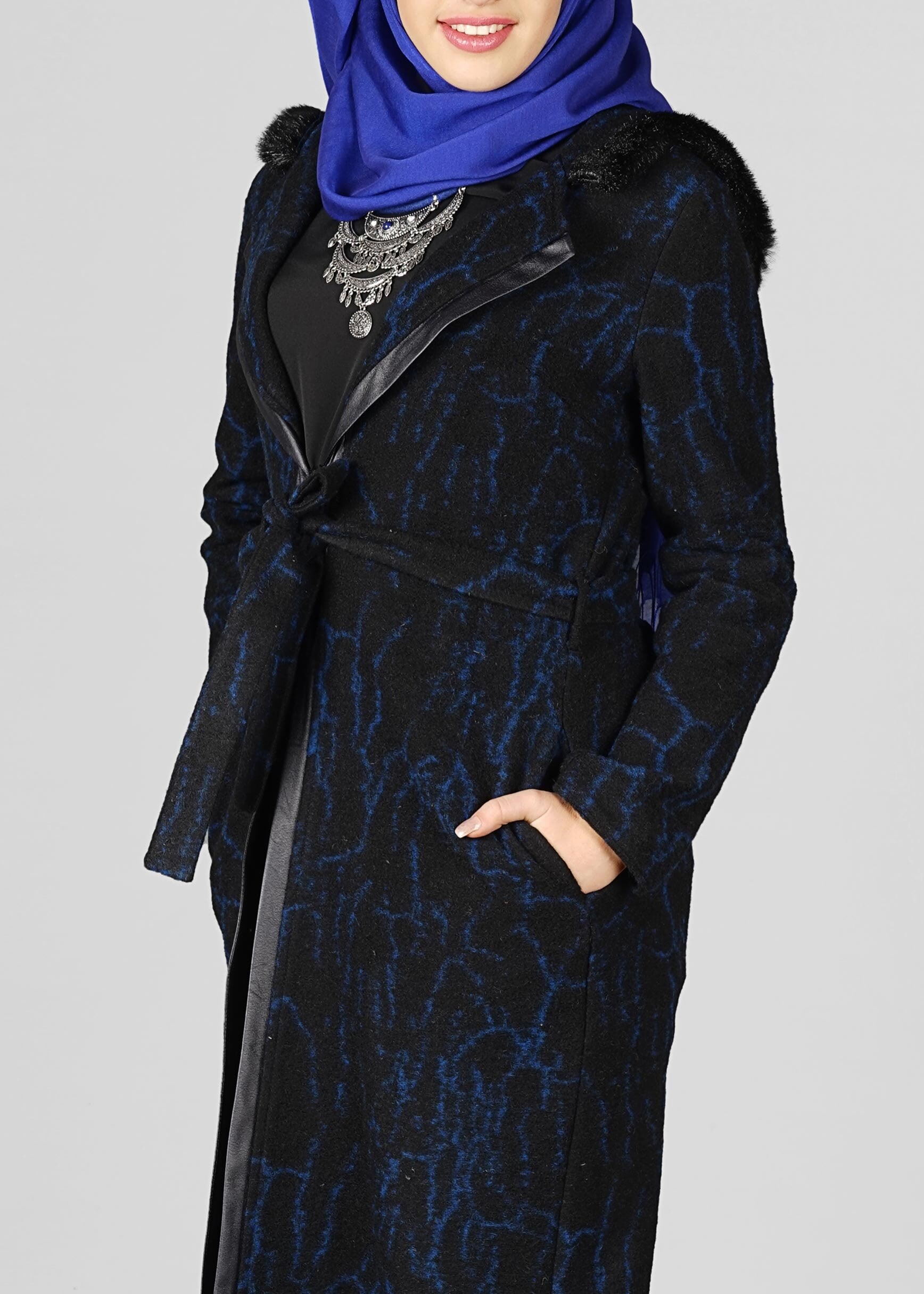 Tesettür giyim SİYAH DESENLİ KAPÜŞONLU CEKET 4063