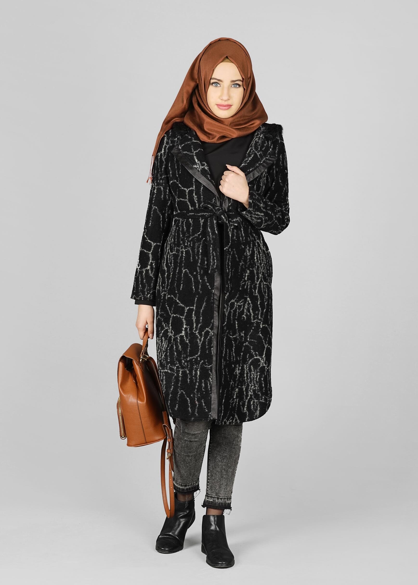 Tesettür giyim SİYAH DESENLİ KAPÜŞONLU CEKET 4063