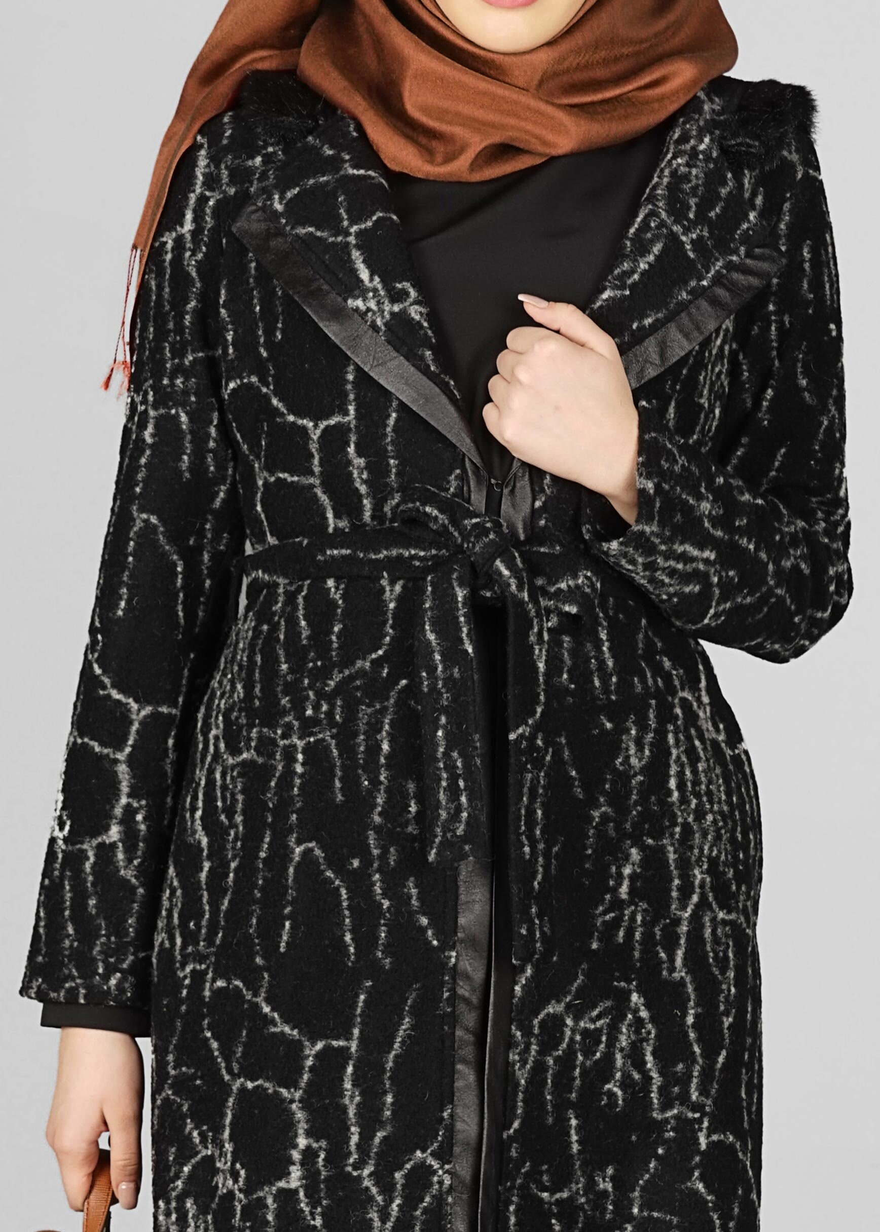 Tesettür giyim SİYAH DESENLİ KAPÜŞONLU CEKET 4063
